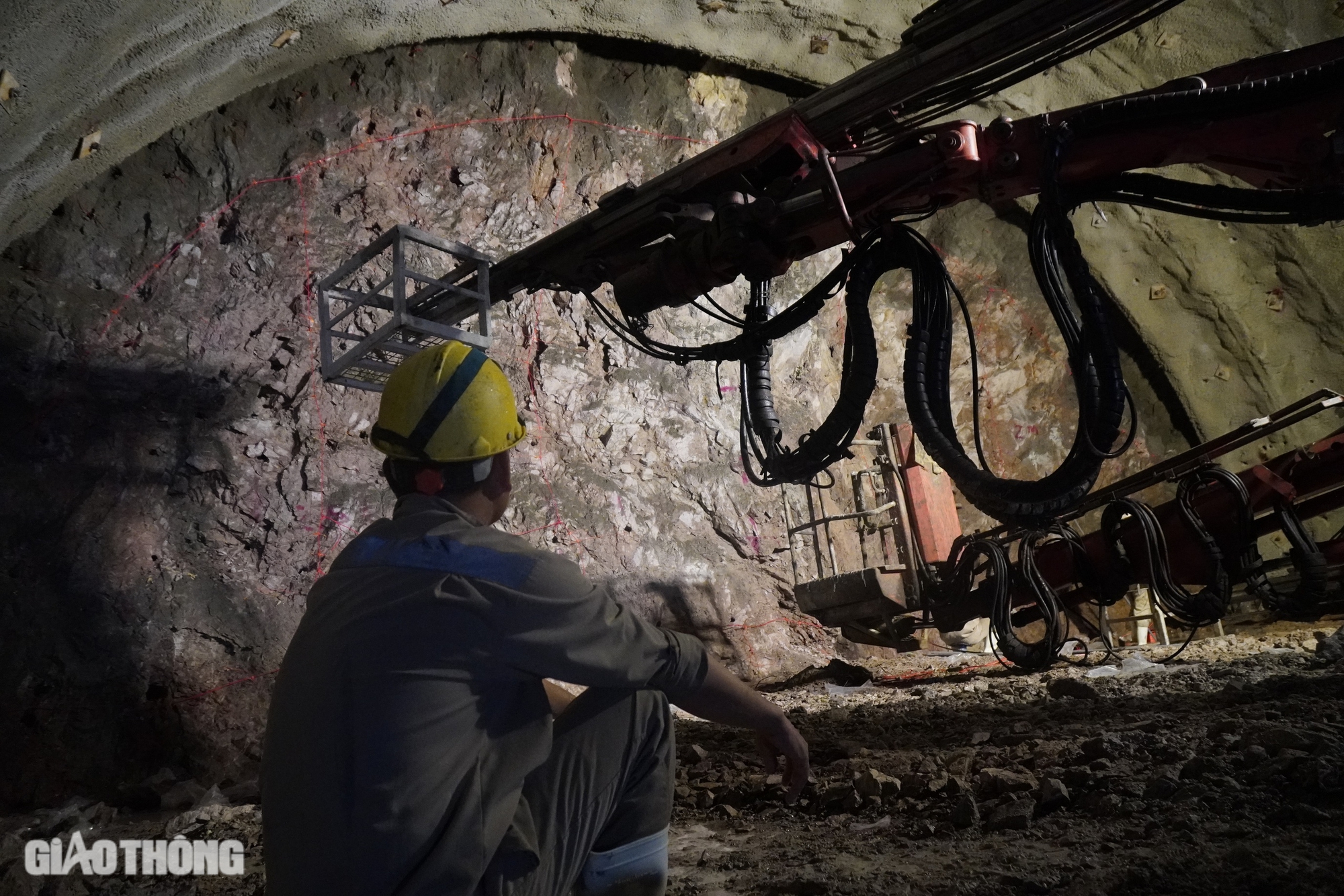 Theo ch&acirc;n những c&ocirc;ng nh&acirc;n đ&agrave;o hầm Sơn Triệu tr&ecirc;n cao tốc Quy Nhơn - Ch&iacute; Thạnh- Ảnh 9.