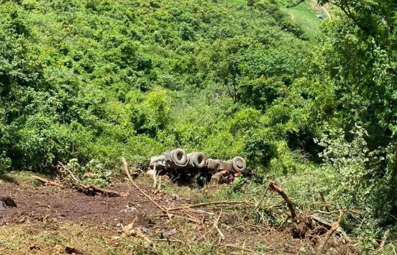 Xe đầu k&eacute;o lao xuống vực s&acirc;u, t&agrave;i xế tử vong tại chỗ- Ảnh 1.