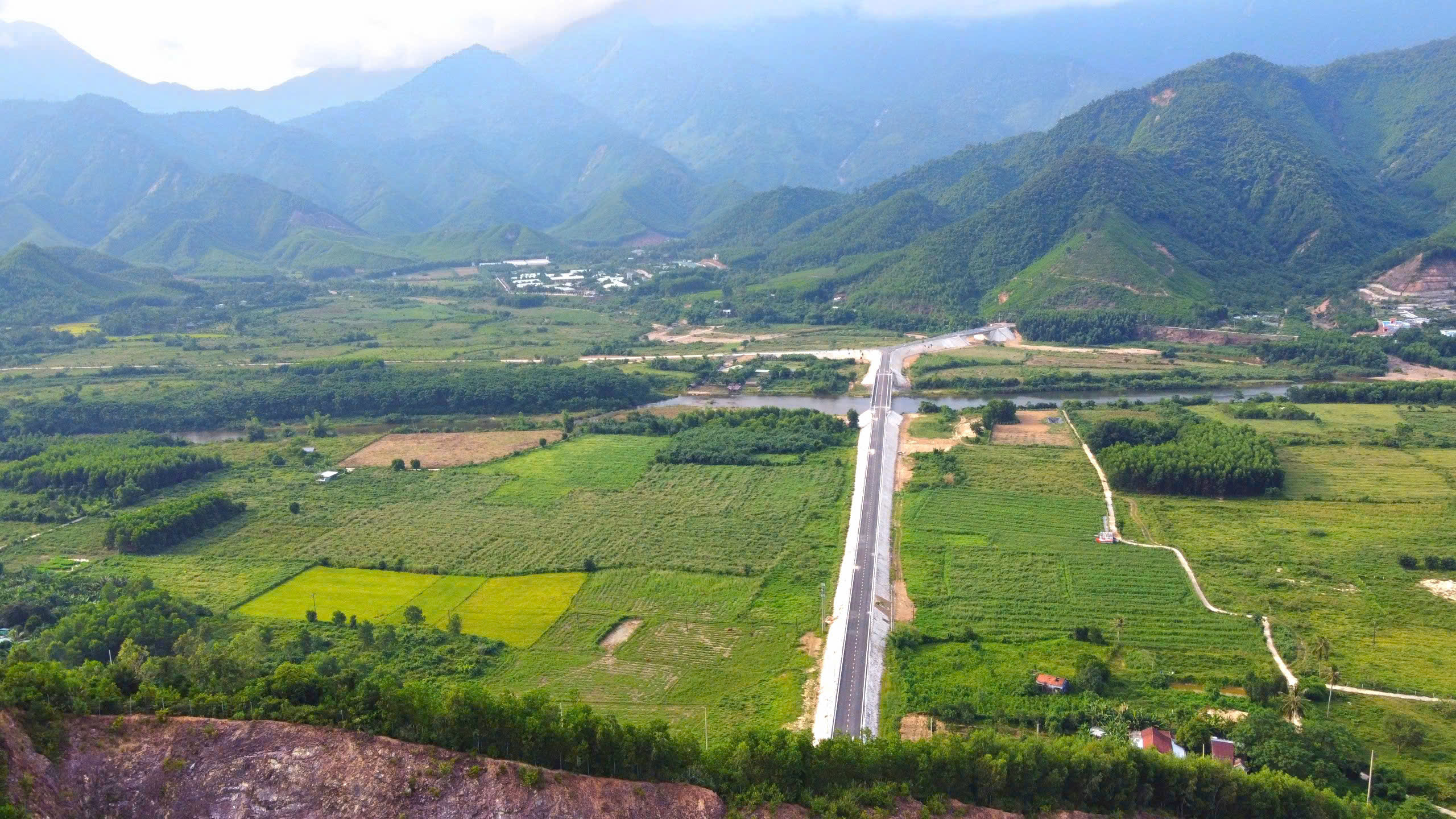 Cận cảnh tuyến đường mới nối phía Nam sông Cu Đê và tỉnh lộ 700 tỷ của Đà Nẵng- Ảnh 1. Cận cảnh tuyến đường mới nối phía Nam sông Cu Đê và tỉnh lộ 700 tỷ của Đà Nẵng- Ảnh 1.