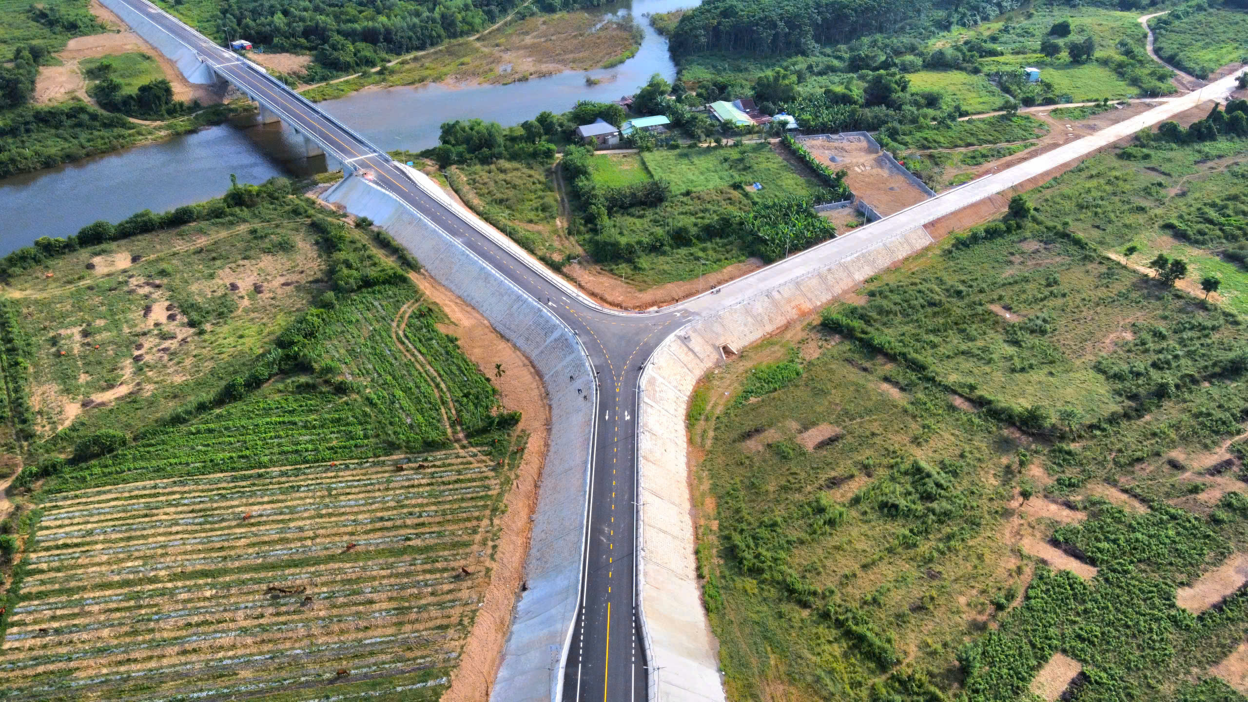 Cận cảnh tuyến đường mới nối phía Nam sông Cu Đê và tỉnh lộ 700 tỷ của Đà Nẵng- Ảnh 5. Cận cảnh tuyến đường mới nối phía Nam sông Cu Đê và tỉnh lộ 700 tỷ của Đà Nẵng- Ảnh 5.