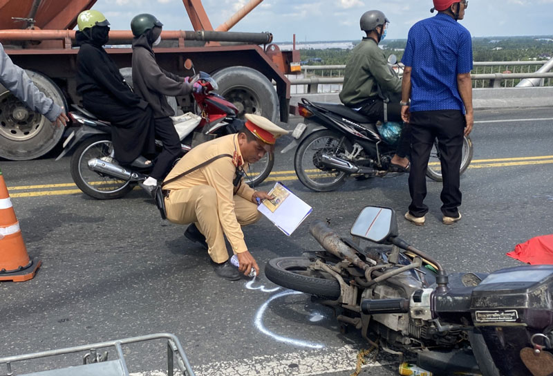 Hiện trường vụ tai nạn khiến nam thanh ni&ecirc;n tử vong tại chỗ.