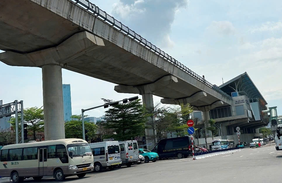 Xử l&yacute; b&atilde;i xe kh&ocirc;ng ph&eacute;p dọc tuyến metro Nhổn - ga H&agrave; Nội sau phản &aacute;nh của B&aacute;o Giao th&ocirc;ng- Ảnh 1.