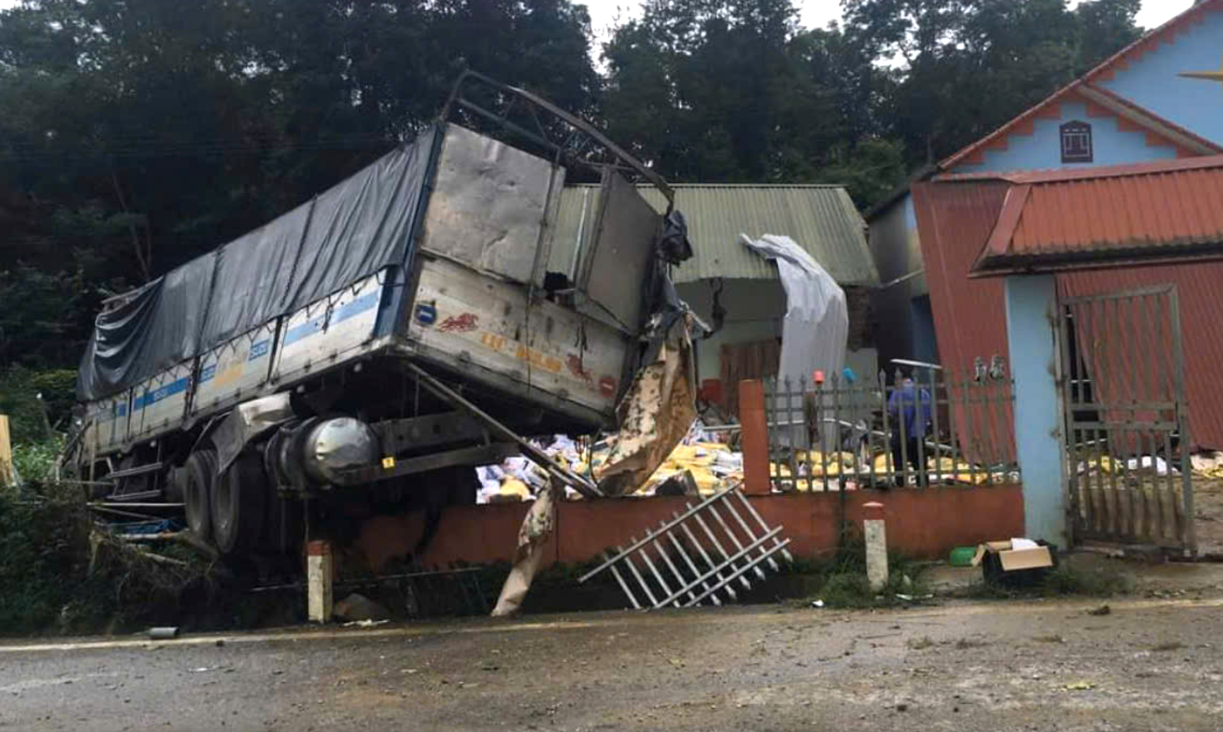Xe tải đâm vào nhà dân ở Bắc Kạn có còn hạn kiểm định?- Ảnh 1. Xe tải đâm vào nhà dân ở Bắc Kạn có còn hạn kiểm định?- Ảnh 1.