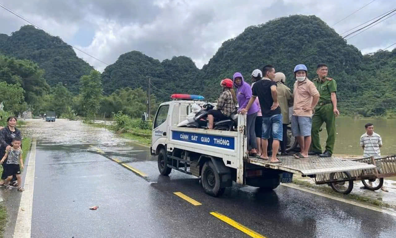 CSGT d&ugrave;ng xe tải chuy&ecirc;n dụng đưa người d&acirc;n qua đoạn đường ngập- Ảnh 3.