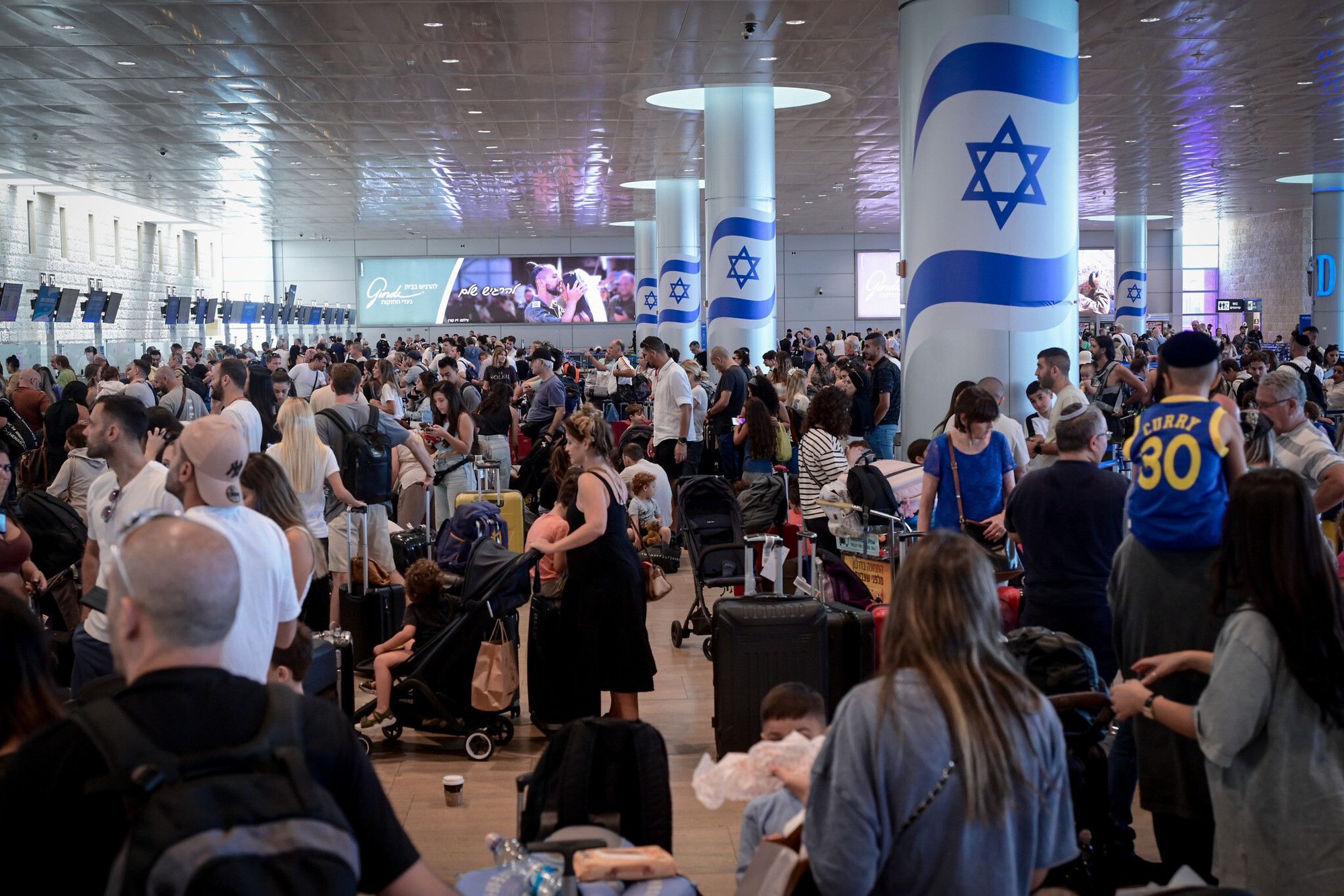 S&acirc;n bay tại Tel Aviv hỗn loạn khi Israel v&agrave; Hezbolla tấn c&ocirc;ng lẫn nhau- Ảnh 1.