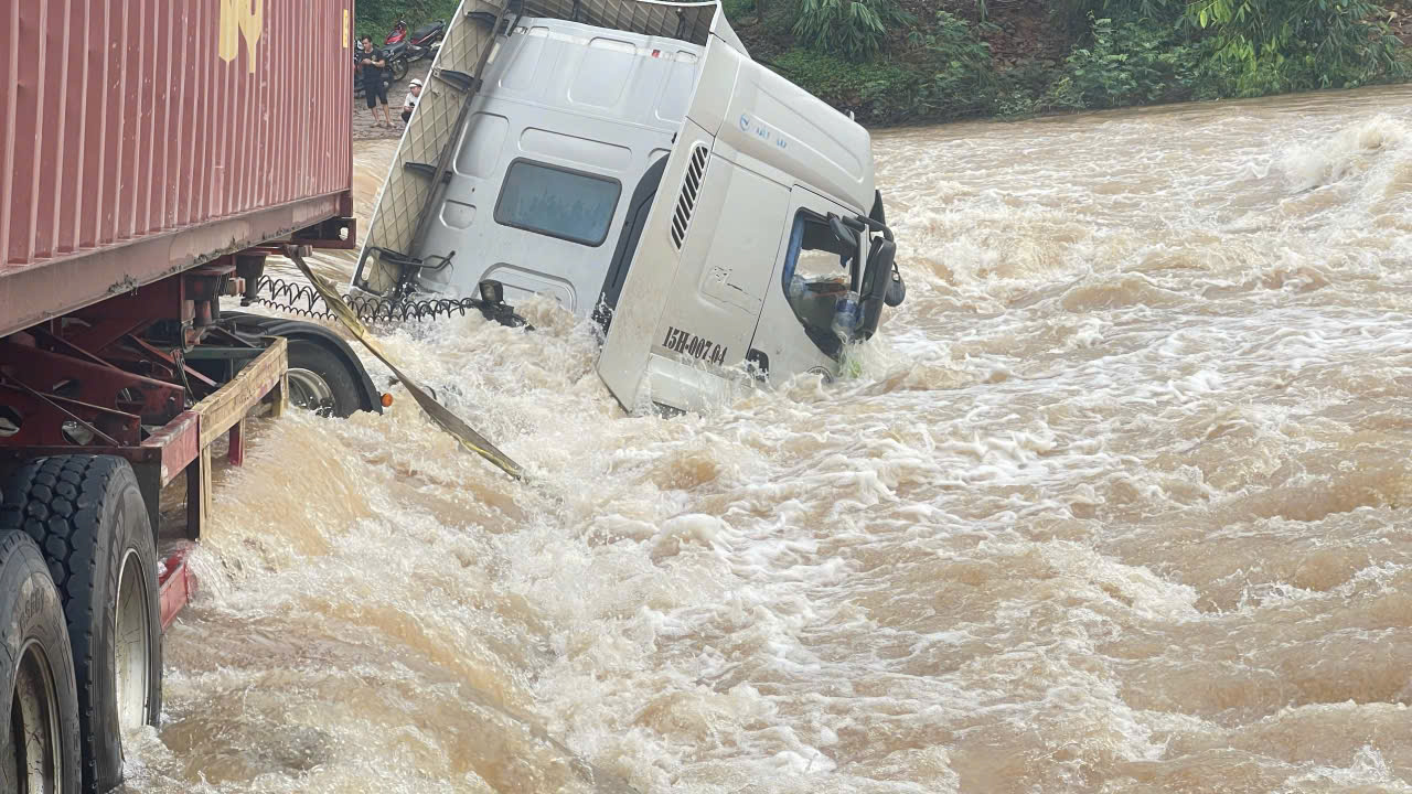 Hai người h&ugrave;ng kể ph&uacute;t sinh tử cứu t&agrave;i xế bị lũ cuốn tr&ocirc;i- Ảnh 2.