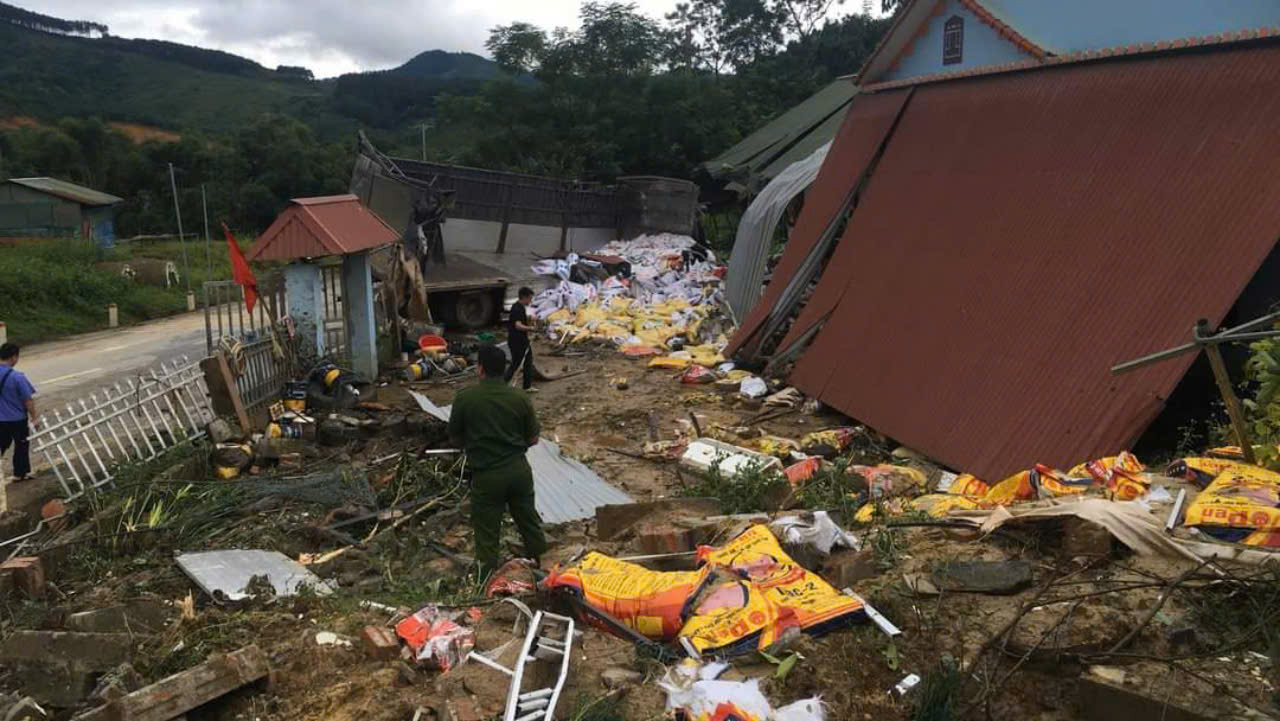 Xe tải đâm vào 3 nhà dân, 1 người tử vong, 2 người bị thương- Ảnh 1. Xe tải đâm vào 3 nhà dân, 1 người tử vong, 2 người bị thương- Ảnh 1.