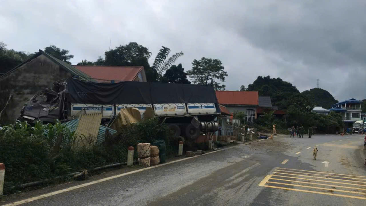 Xe tải đâm vào 3 nhà dân, 1 người tử vong, 2 người bị thương- Ảnh 4. Xe tải đâm vào 3 nhà dân, 1 người tử vong, 2 người bị thương- Ảnh 4.