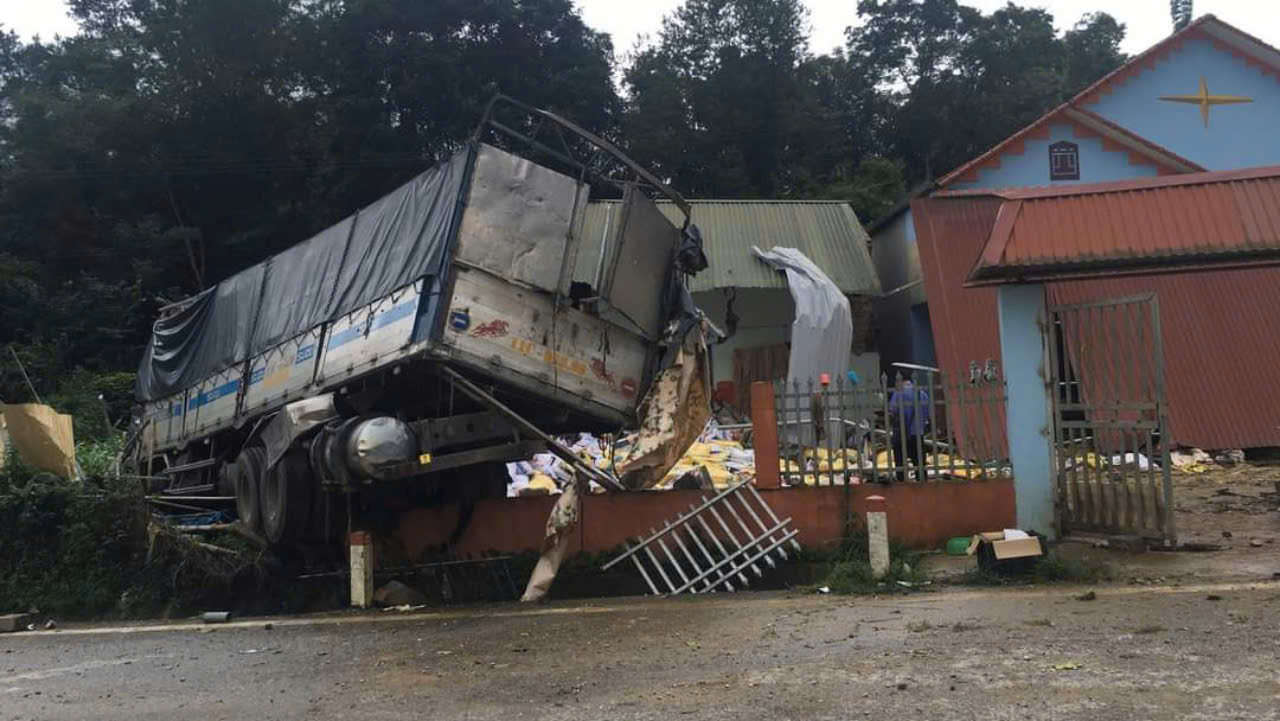 Xe tải đâm vào 3 nhà dân, 1 người tử vong, 2 người bị thương- Ảnh 2. Xe tải đâm vào 3 nhà dân, 1 người tử vong, 2 người bị thương- Ảnh 2.