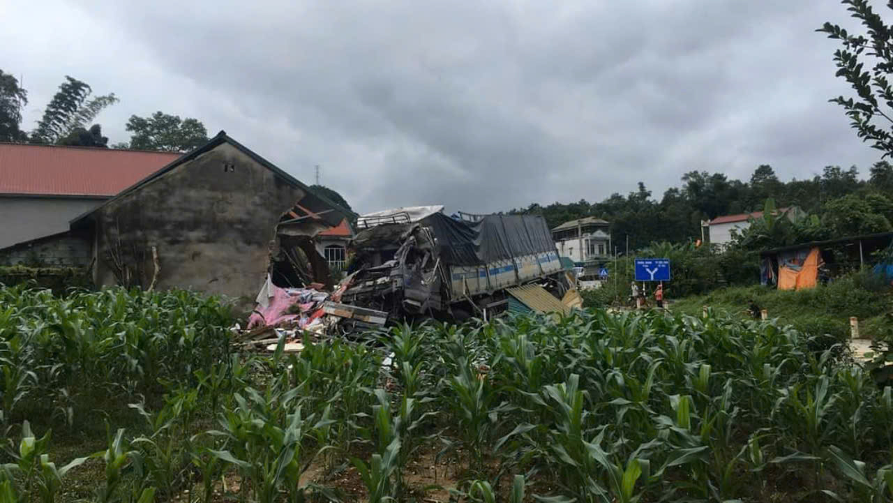 Xe tải đâm vào 3 nhà dân, 1 người tử vong, 2 người bị thương- Ảnh 3. Xe tải đâm vào 3 nhà dân, 1 người tử vong, 2 người bị thương- Ảnh 3.