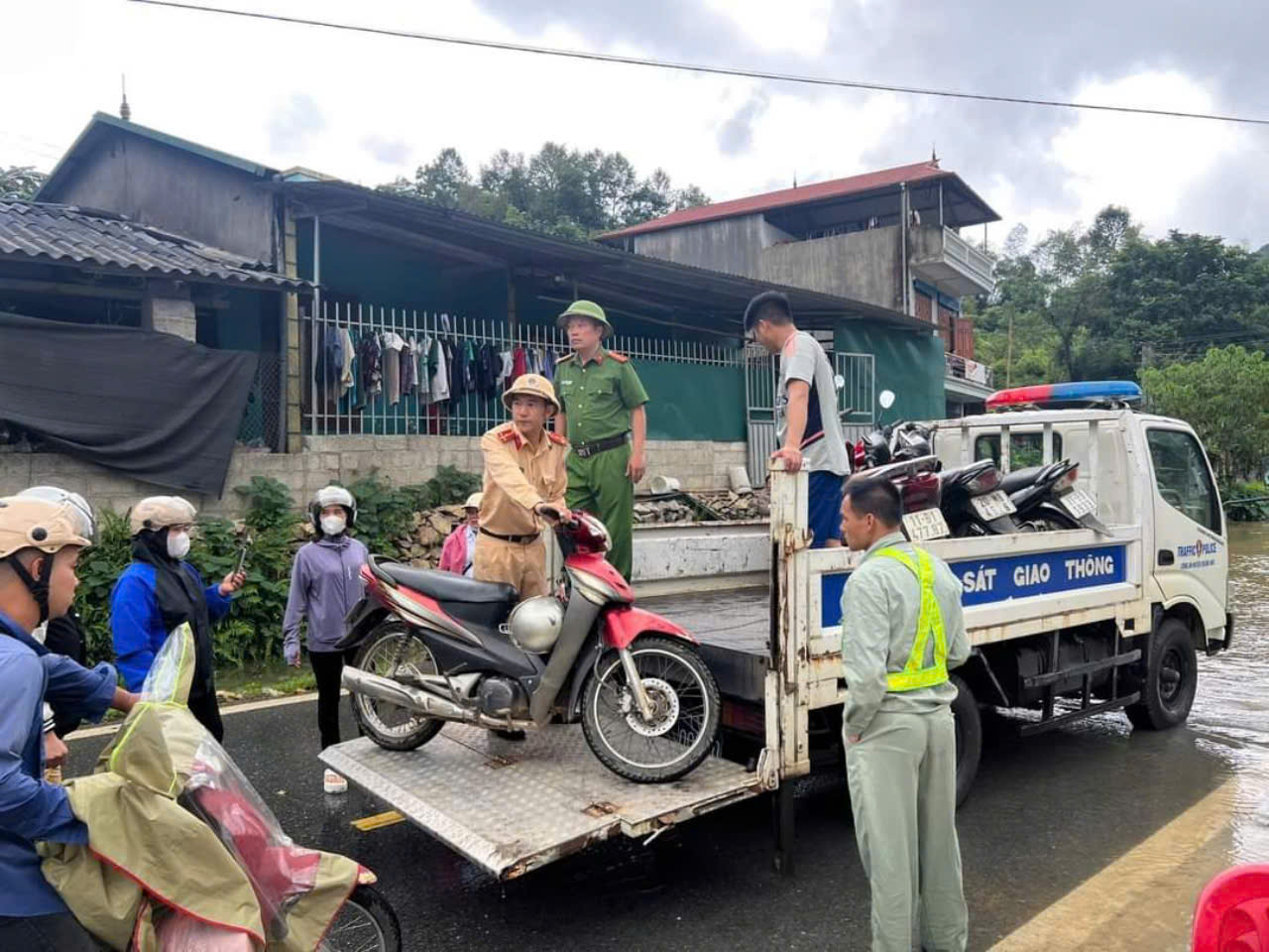 CSGT d&ugrave;ng xe tải chuy&ecirc;n dụng đưa người d&acirc;n qua đoạn đường ngập- Ảnh 6.
