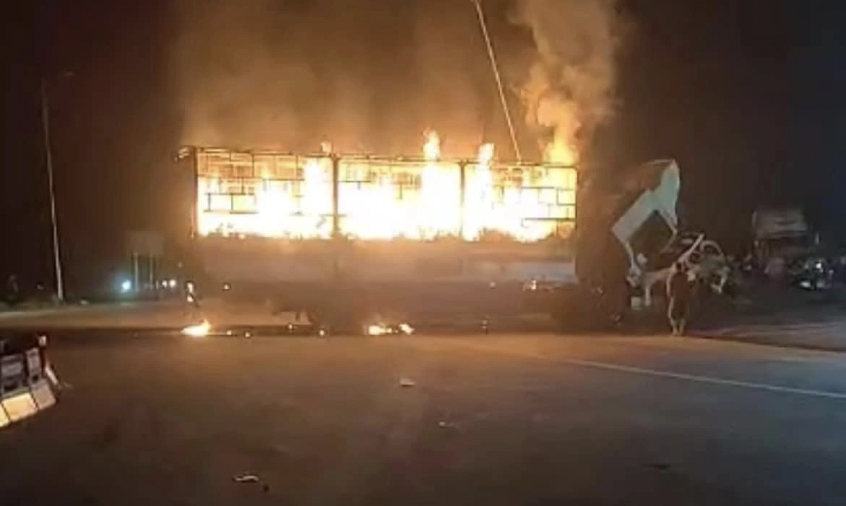 Xe chở bưu phẩm bất ngờ bốc ch&aacute;y tr&ecirc;n cao tốc- Ảnh 2.