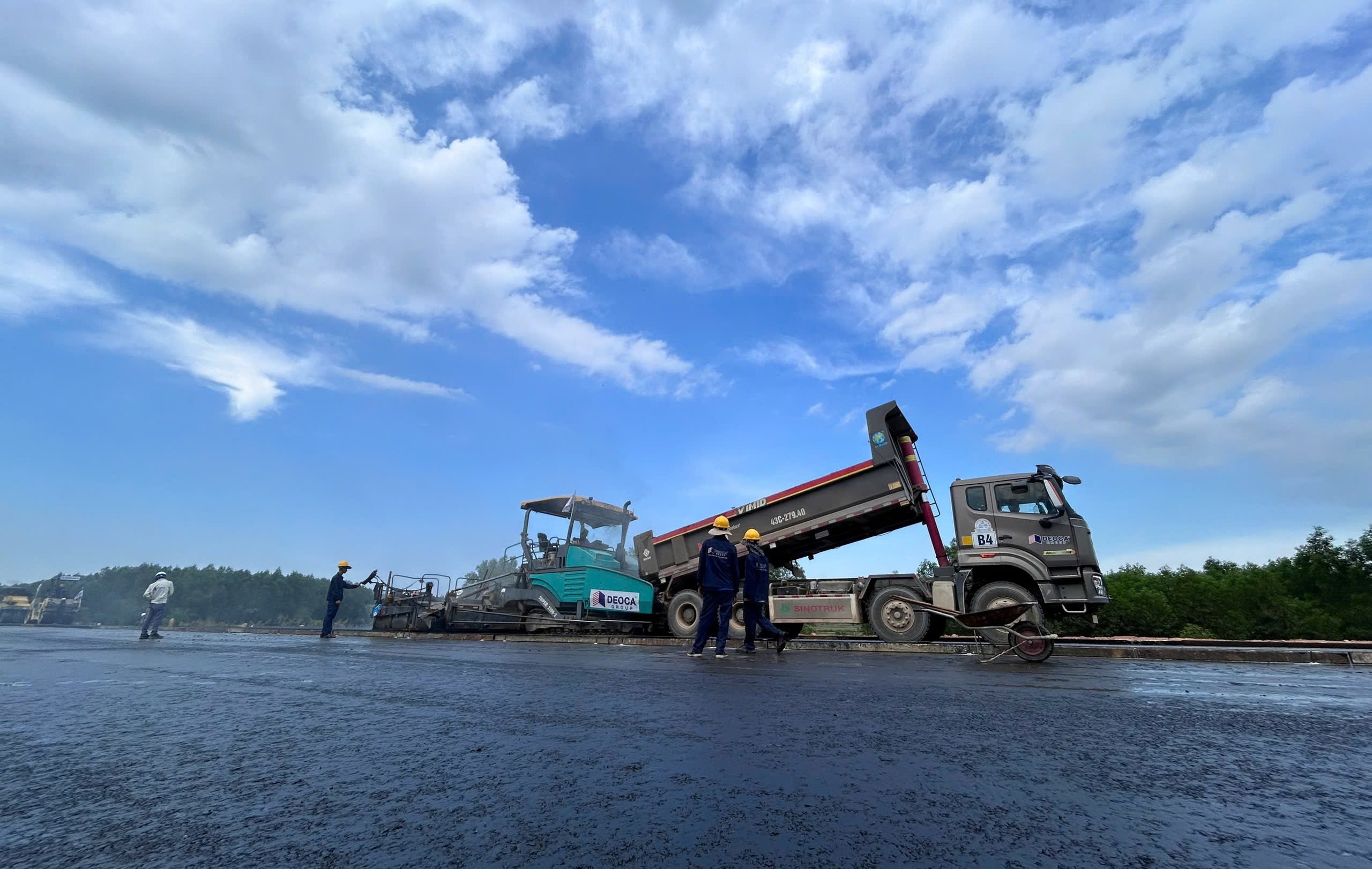 Cận cảnh thi c&ocirc;ng lớp b&ecirc; t&ocirc;ng nhựa đầu ti&ecirc;n tr&ecirc;n cao tốc Quảng Ng&atilde;i - Ho&agrave;i Nhơn- Ảnh 10.