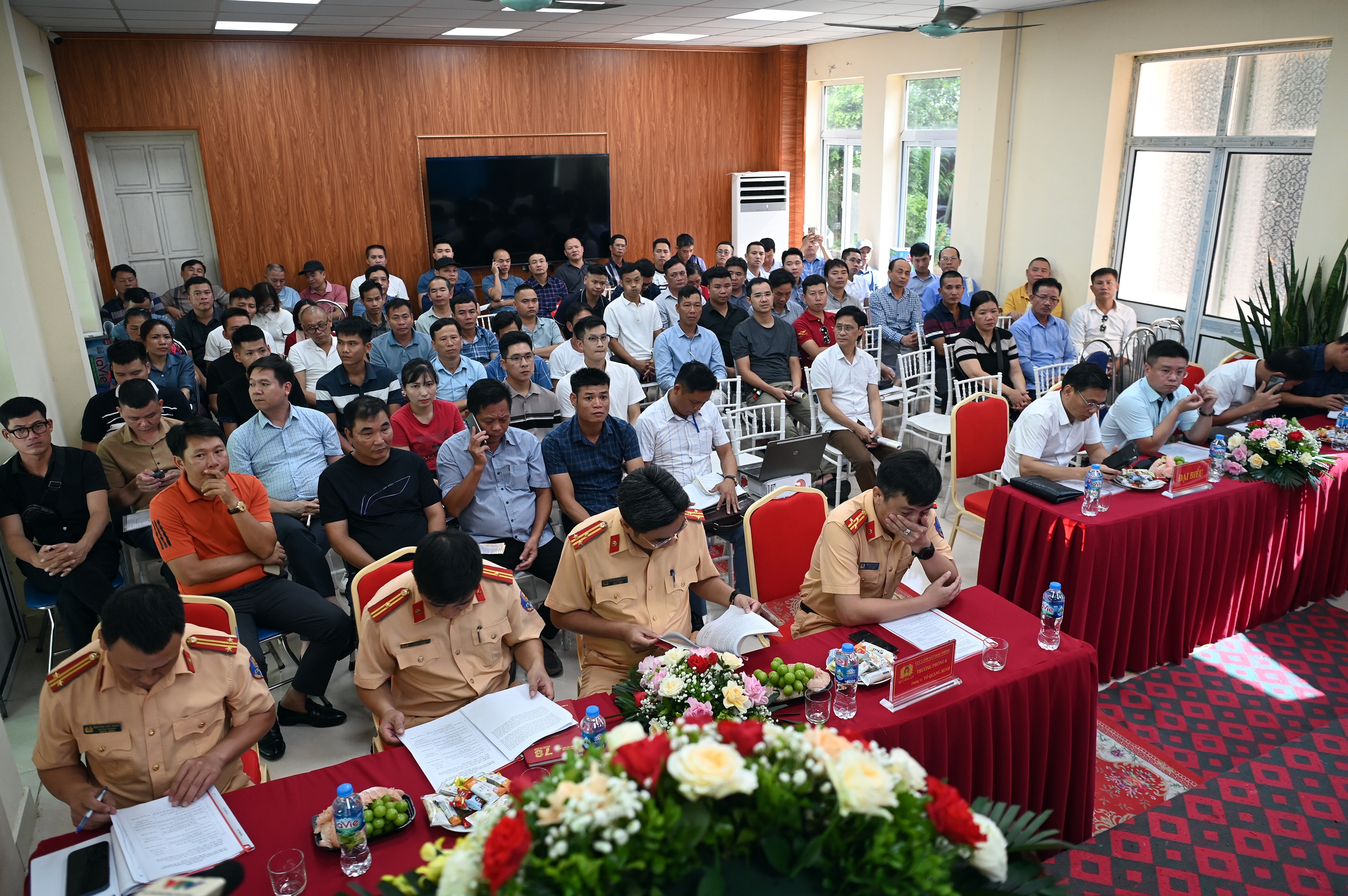 H&agrave;ng trăm t&agrave;i xế k&yacute; cam kết "5 kh&ocirc;ng" với CSGT trước dịp nghỉ lễ 2/9- Ảnh 1.