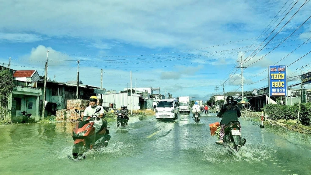 Triều cường gây ngập quốc lộ 1 qua Bạc Liêu- Ảnh 1. Triều cường gây ngập quốc lộ 1 qua Bạc Liêu- Ảnh 1.