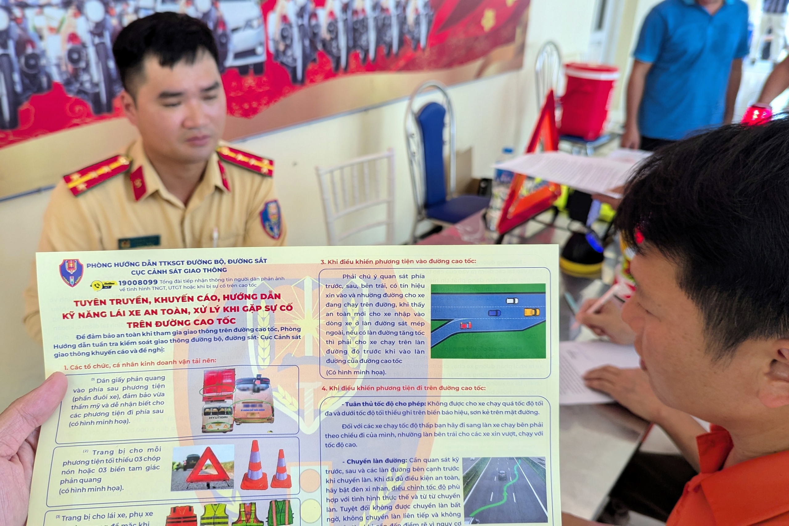 H&agrave;ng trăm t&agrave;i xế k&yacute; cam kết "5 kh&ocirc;ng" với CSGT trước dịp nghỉ lễ 2/9- Ảnh 6.