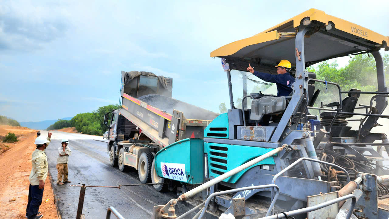 Cận cảnh thi c&ocirc;ng lớp b&ecirc; t&ocirc;ng nhựa đầu ti&ecirc;n tr&ecirc;n cao tốc Quảng Ng&atilde;i - Ho&agrave;i Nhơn- Ảnh 4.
