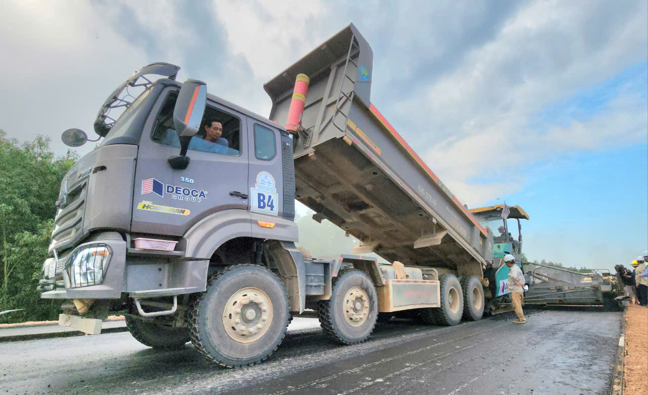 Cận cảnh thi c&ocirc;ng lớp b&ecirc; t&ocirc;ng nhựa đầu ti&ecirc;n tr&ecirc;n cao tốc Quảng Ng&atilde;i - Ho&agrave;i Nhơn- Ảnh 6.