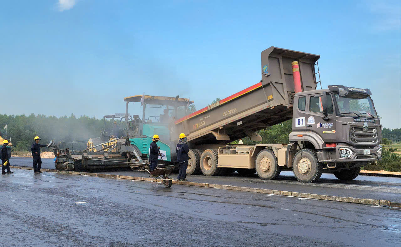 Cận cảnh thi c&ocirc;ng lớp b&ecirc; t&ocirc;ng nhựa đầu ti&ecirc;n tr&ecirc;n cao tốc Quảng Ng&atilde;i - Ho&agrave;i Nhơn- Ảnh 9.
