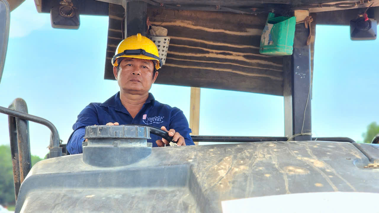 Cận cảnh thi c&ocirc;ng lớp b&ecirc; t&ocirc;ng nhựa đầu ti&ecirc;n tr&ecirc;n cao tốc Quảng Ng&atilde;i - Ho&agrave;i Nhơn- Ảnh 7.