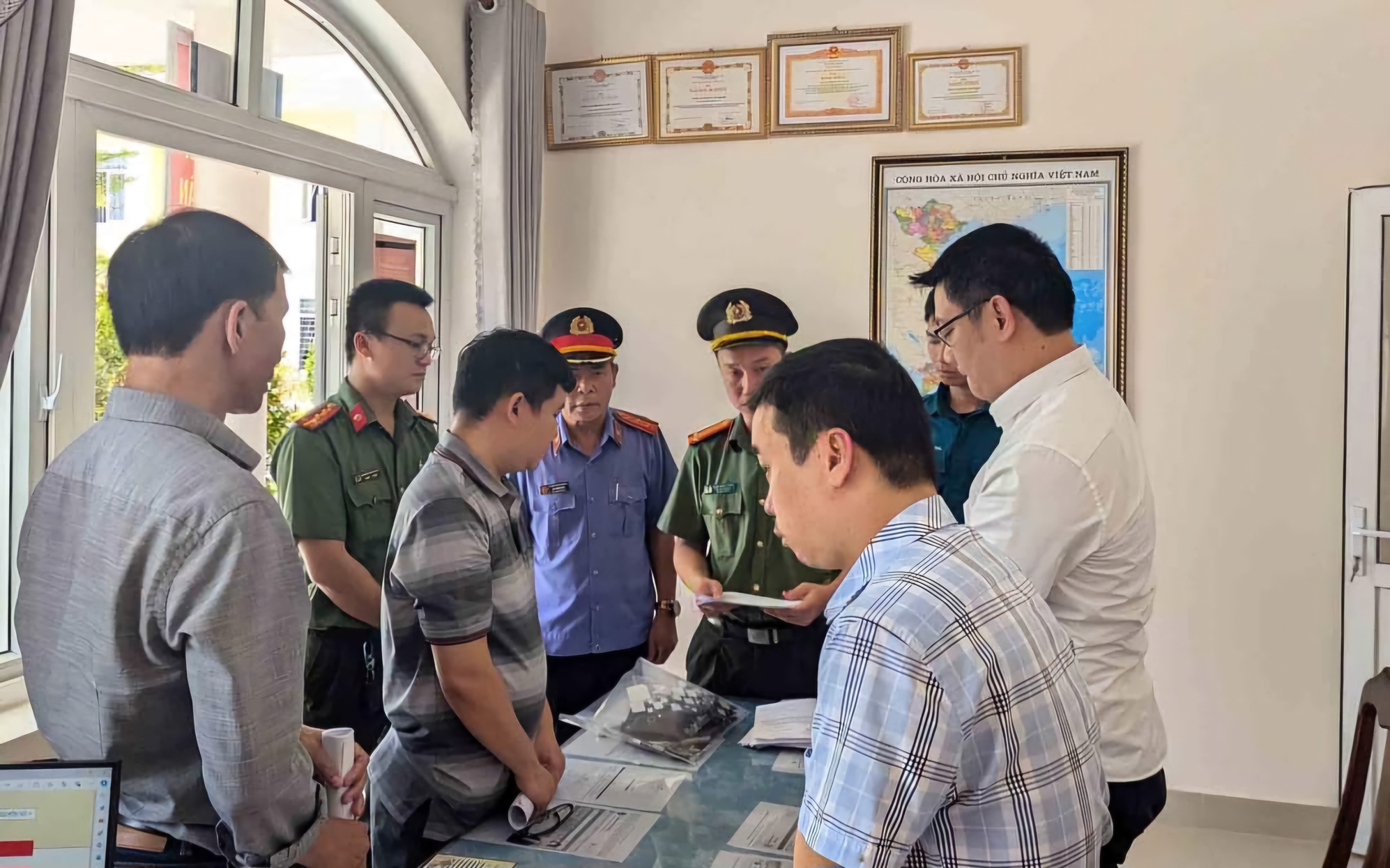 Quảng Trị: D&ugrave;ng sổ đỏ giả b&aacute;n đất, lừa nhiều người hơn 5,6 tỷ đồng- Ảnh 2.