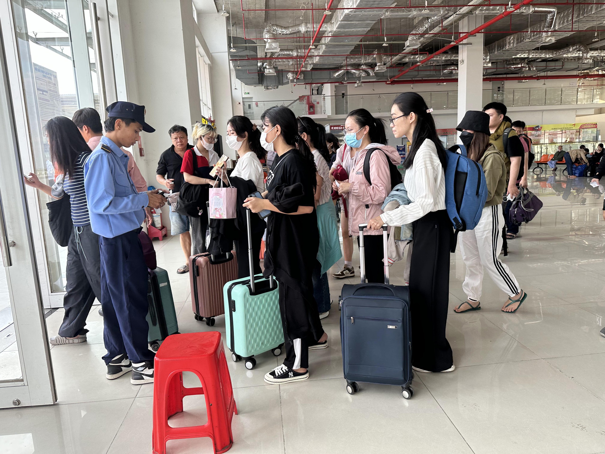 TP.HCM: Doanh nghiệp kh&ocirc;ng ch&egrave;n &eacute;p gi&aacute;, đảm bảo an to&agrave;n người d&acirc;n đi lại dịp lễ 2/9- Ảnh 1.