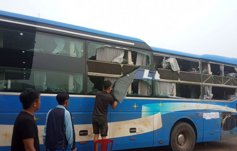 &Ocirc; t&ocirc; kh&aacute;ch vỡ tan k&iacute;nh sau va chạm.