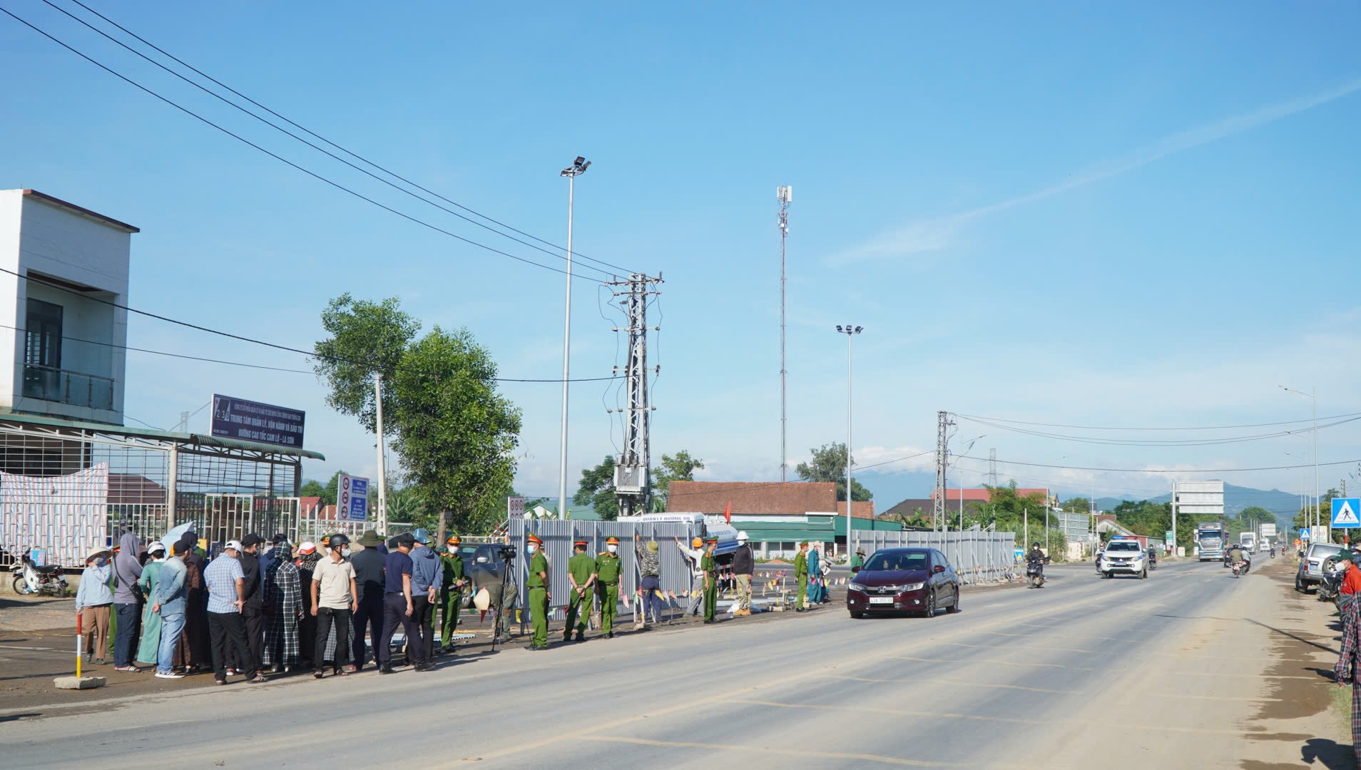 Bảo vệ thi c&ocirc;ng cầu vượt QL9 tr&ecirc;n cao tốc Vạn Ninh - Cam Lộ- Ảnh 1.