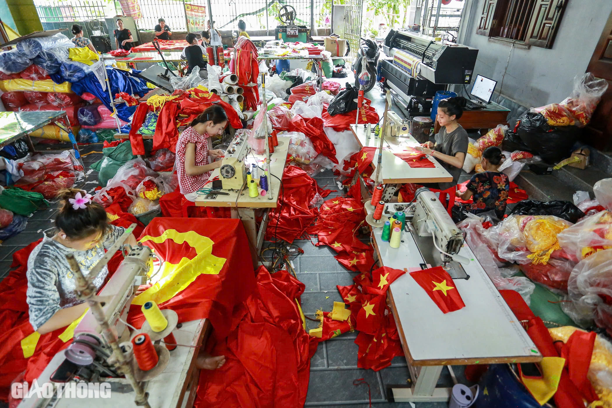 L&agrave;ng may cờ Tổ quốc lớn nhất H&agrave; Nội tất bật chuẩn bị h&agrave;ng dịp Quốc kh&aacute;nh 2/9- Ảnh 1.