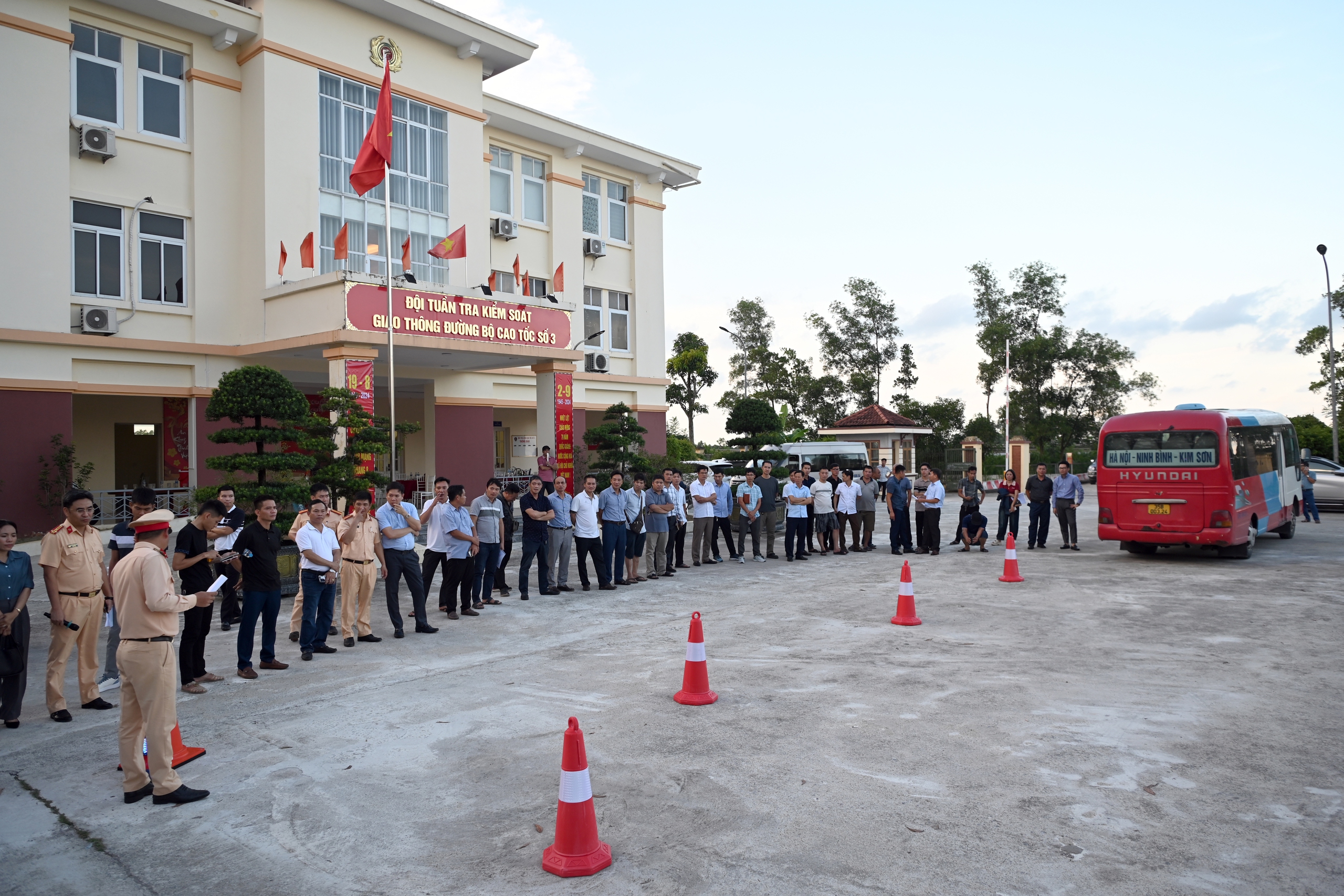 CSGT khuyến c&aacute;o c&aacute;ch ph&ograve;ng tr&aacute;nh TNGT tr&ecirc;n cao tốc Ph&aacute;p V&acirc;n - quốc lộ 45- Ảnh 2.