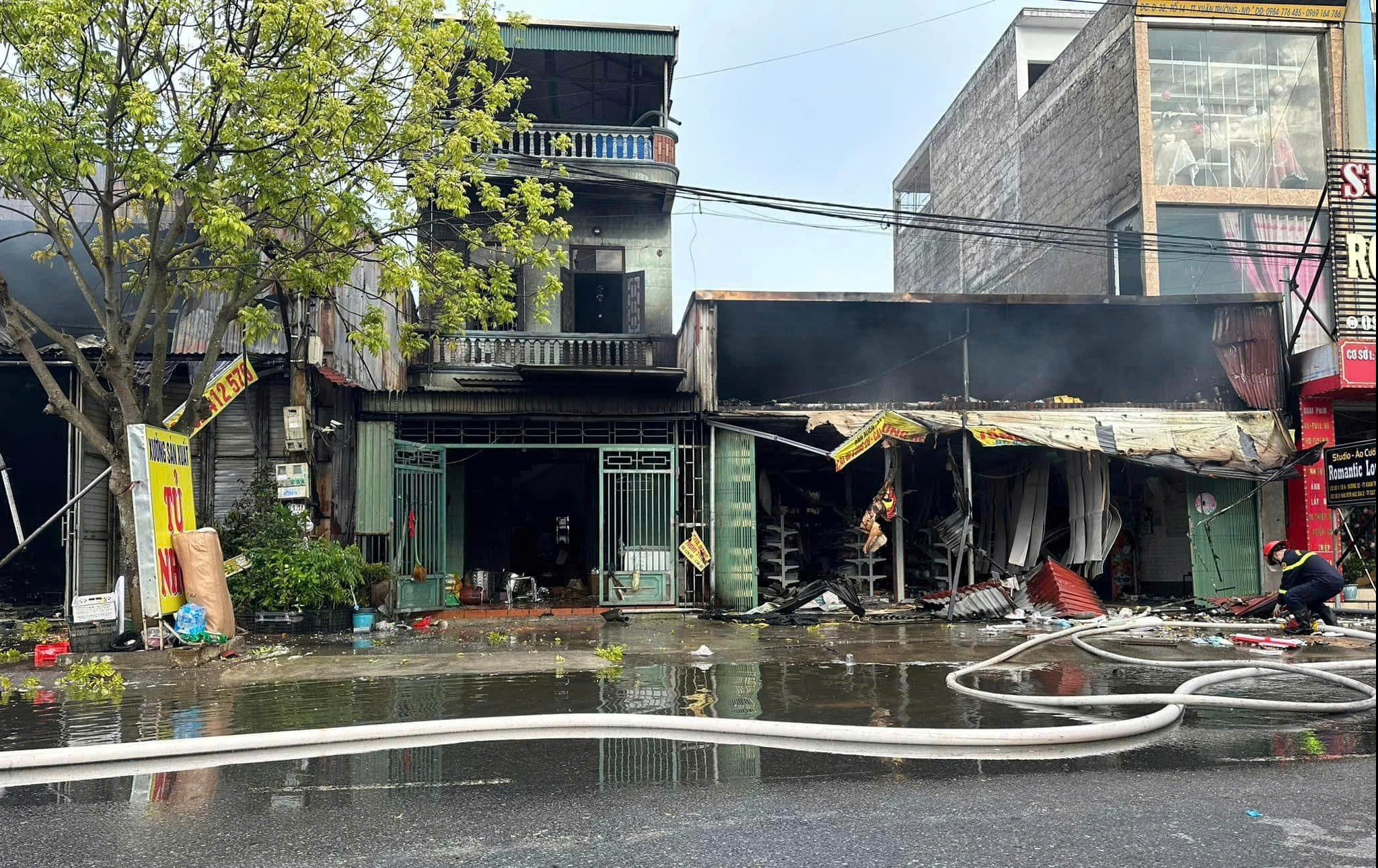 Ch&aacute;y lớn suốt 2 tiếng, cửa h&agrave;ng đồ gia dụng bị thi&ecirc;u rụi- Ảnh 2.