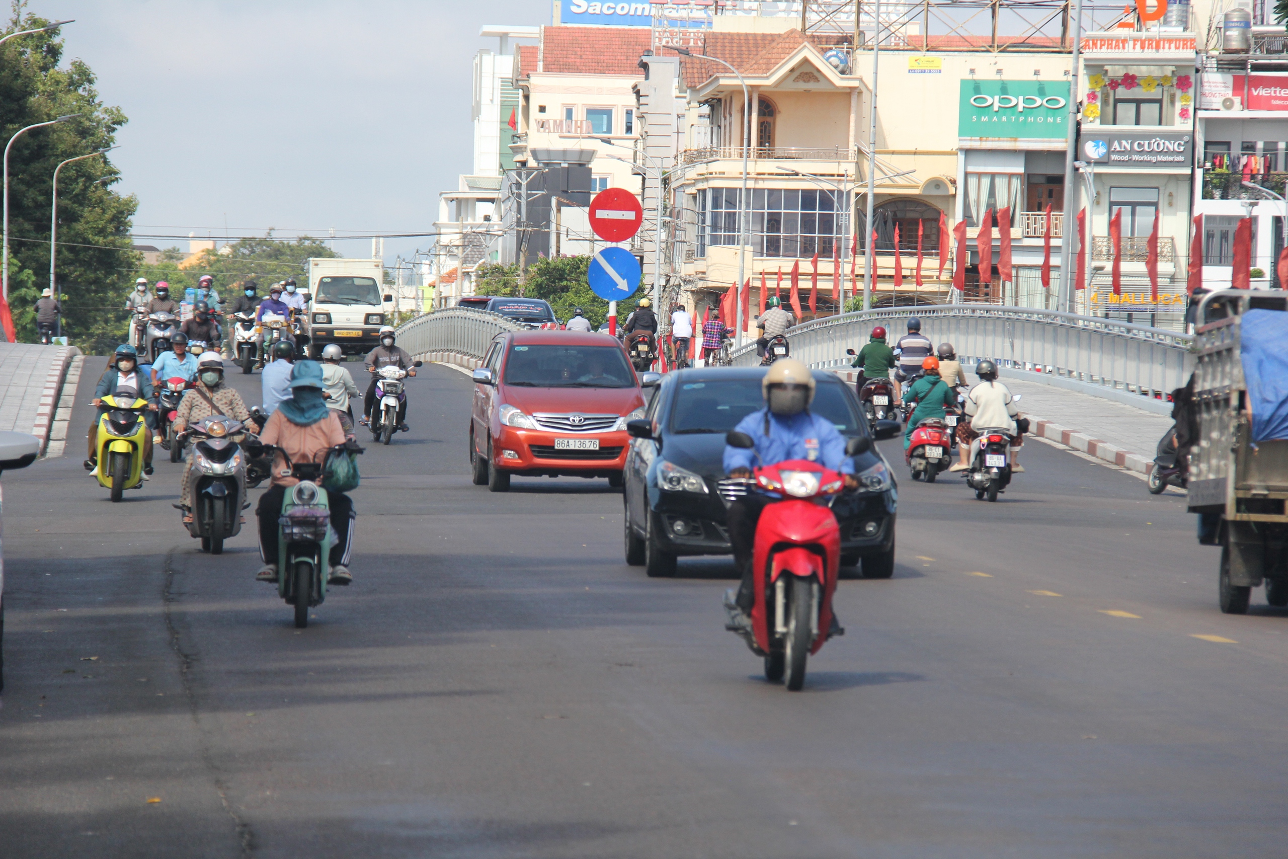 Sửa chữa nhiều đường tỉnh xuống cấp, g&acirc;y mất ATGT ở B&igrave;nh Thuận- Ảnh 1.