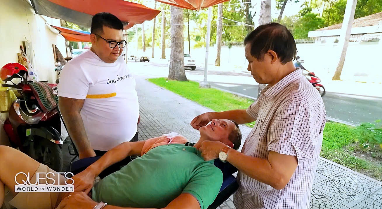 Người dẫn chương tr&igrave;nh h&agrave;ng đầu của CNN c&oacute; chuyến du lịch th&uacute; vị tại TP.HCM- Ảnh 2.