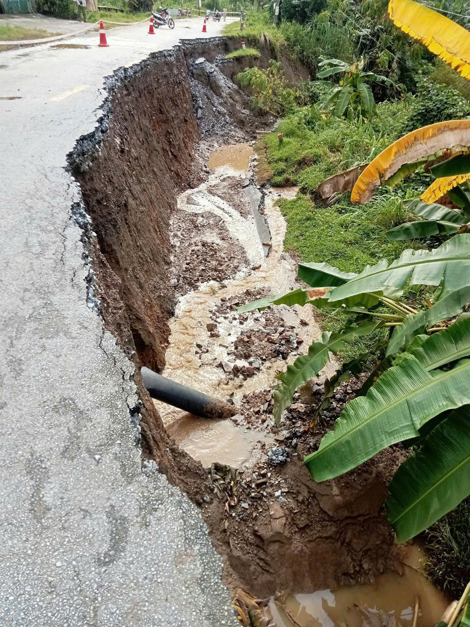 Mưa lũ g&acirc;y sạt lở, chia cắt QL279 qua Bắc Kạn- Ảnh 2.