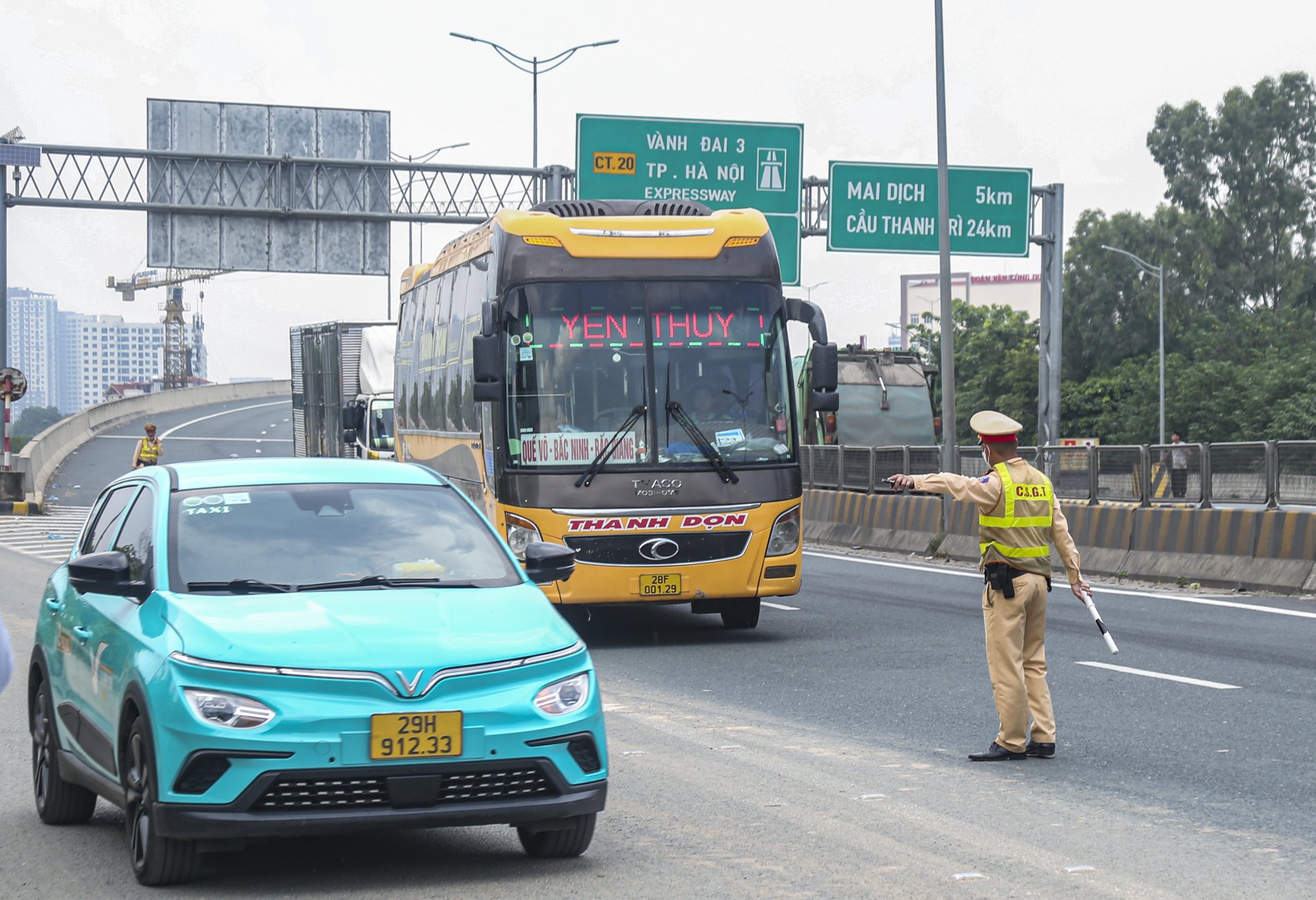 CSGT H&agrave; Nội test nồng độ cồn, ma t&uacute;y ngẫu nhi&ecirc;n với l&aacute;i xe trước khi xuất bến- Ảnh 7.