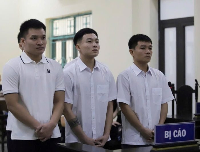 Nh&oacute;m cầu thủ d&ugrave;ng ma t&uacute;y trong kh&aacute;ch sạn lĩnh &aacute;n t&ugrave;- Ảnh 1.