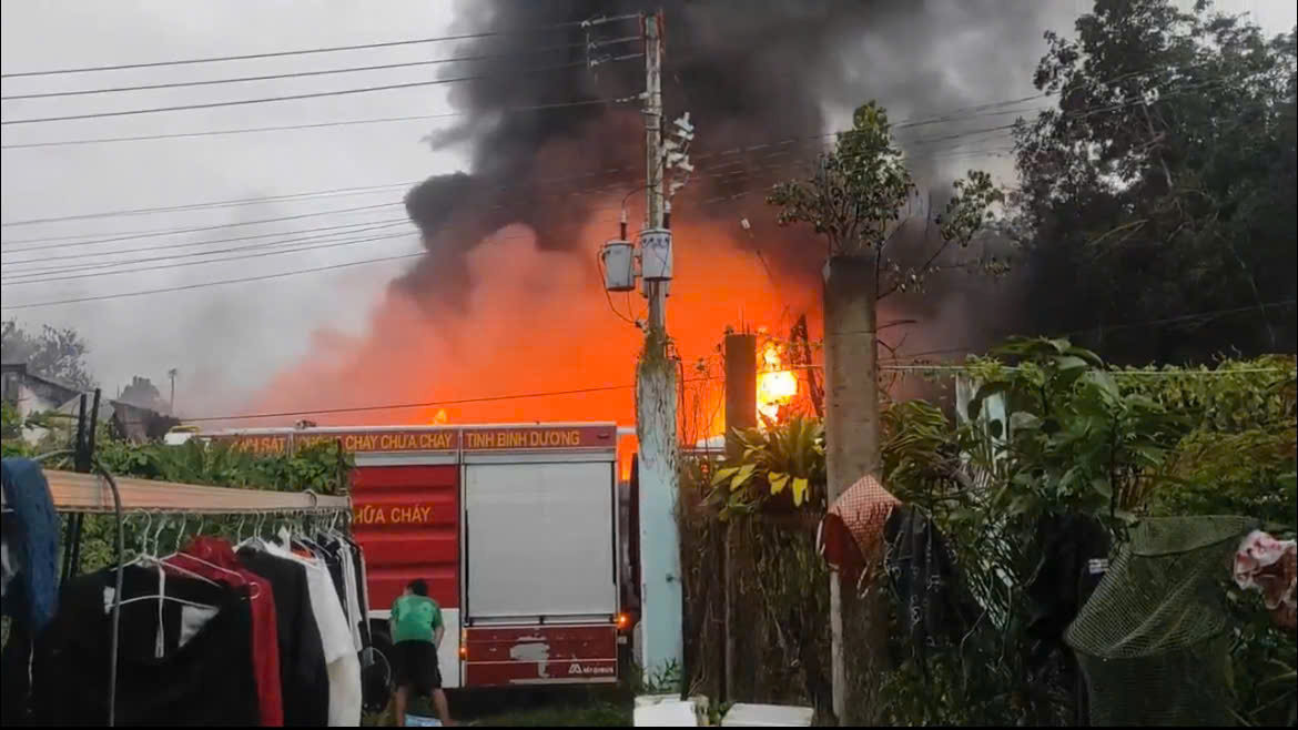 Lửa cháy rực trời tại bãi phế liệu ở Bình Dương- Ảnh 1. Lửa cháy rực trời tại bãi phế liệu ở Bình Dương- Ảnh 1.