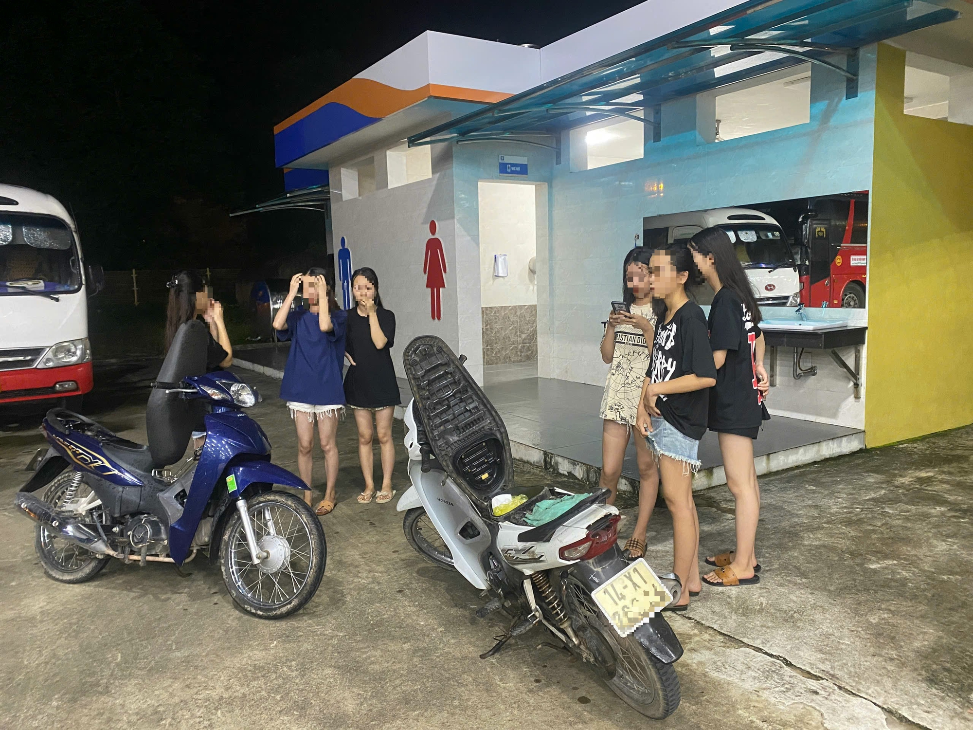 CSGT Quảng Ninh đón lõng, chặn bắt thanh, thiếu niên vi phạm giao thông- Ảnh 4. CSGT Quảng Ninh đón lõng, chặn bắt thanh, thiếu niên vi phạm giao thông- Ảnh 4.