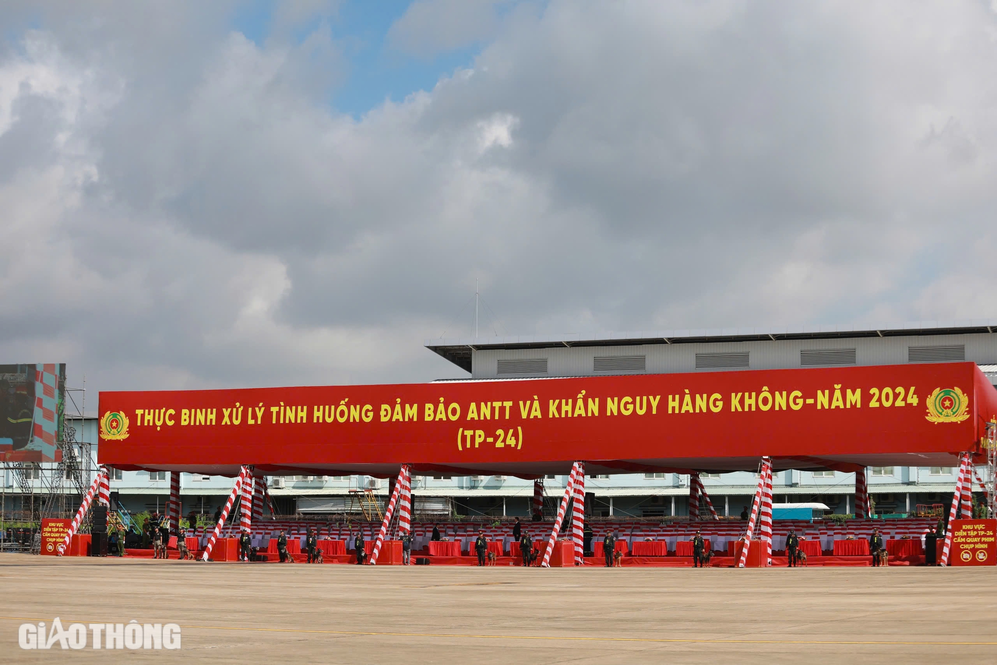 Diễn tập chống khủng bố tại s&acirc;n bay T&acirc;n Sơn Nhất- Ảnh 1.