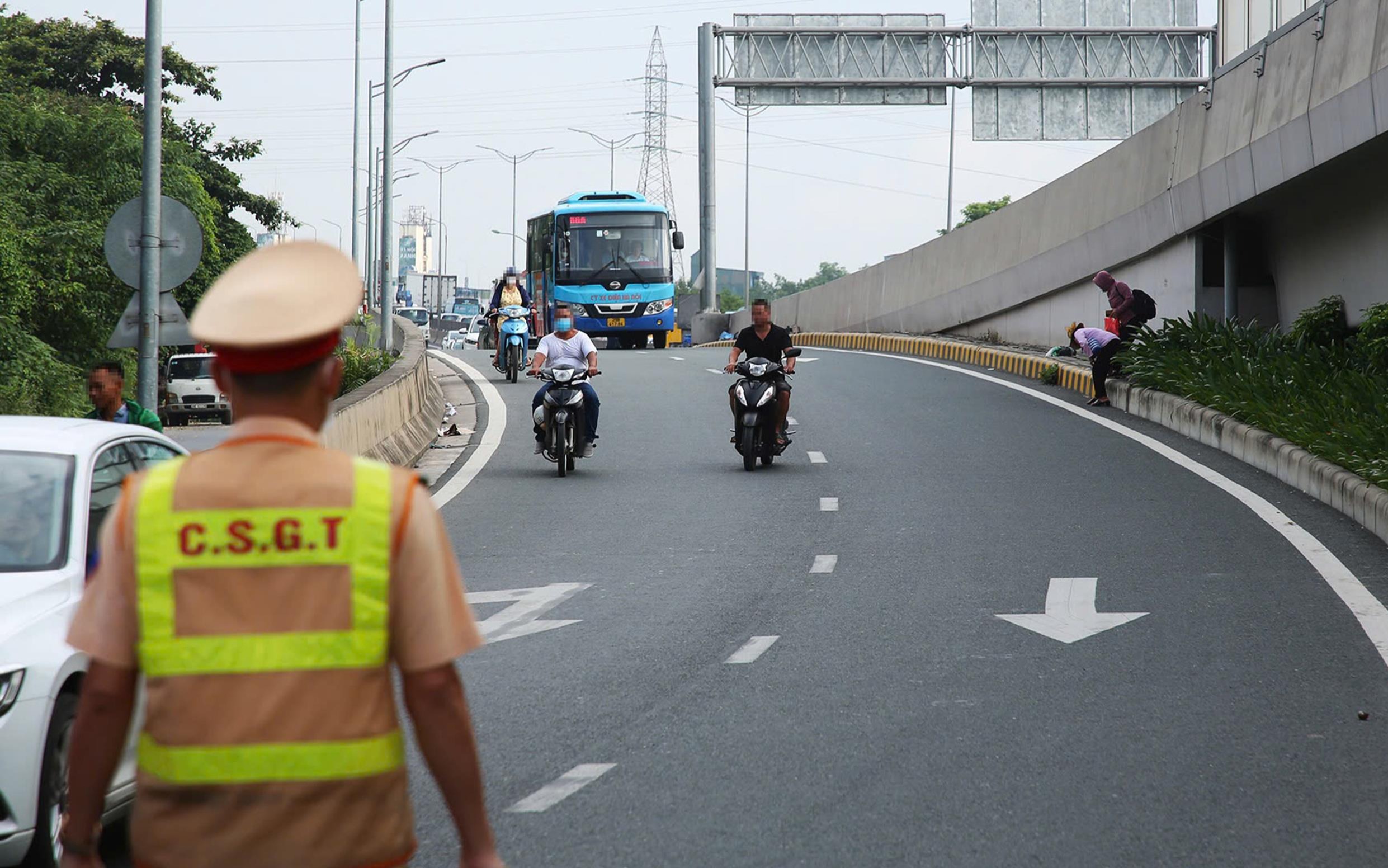 T&agrave;i xế xe &ocirc;m bao biện cho sai phạm, CSGT y&ecirc;u cầu k&yacute; cam kết- Ảnh 3.