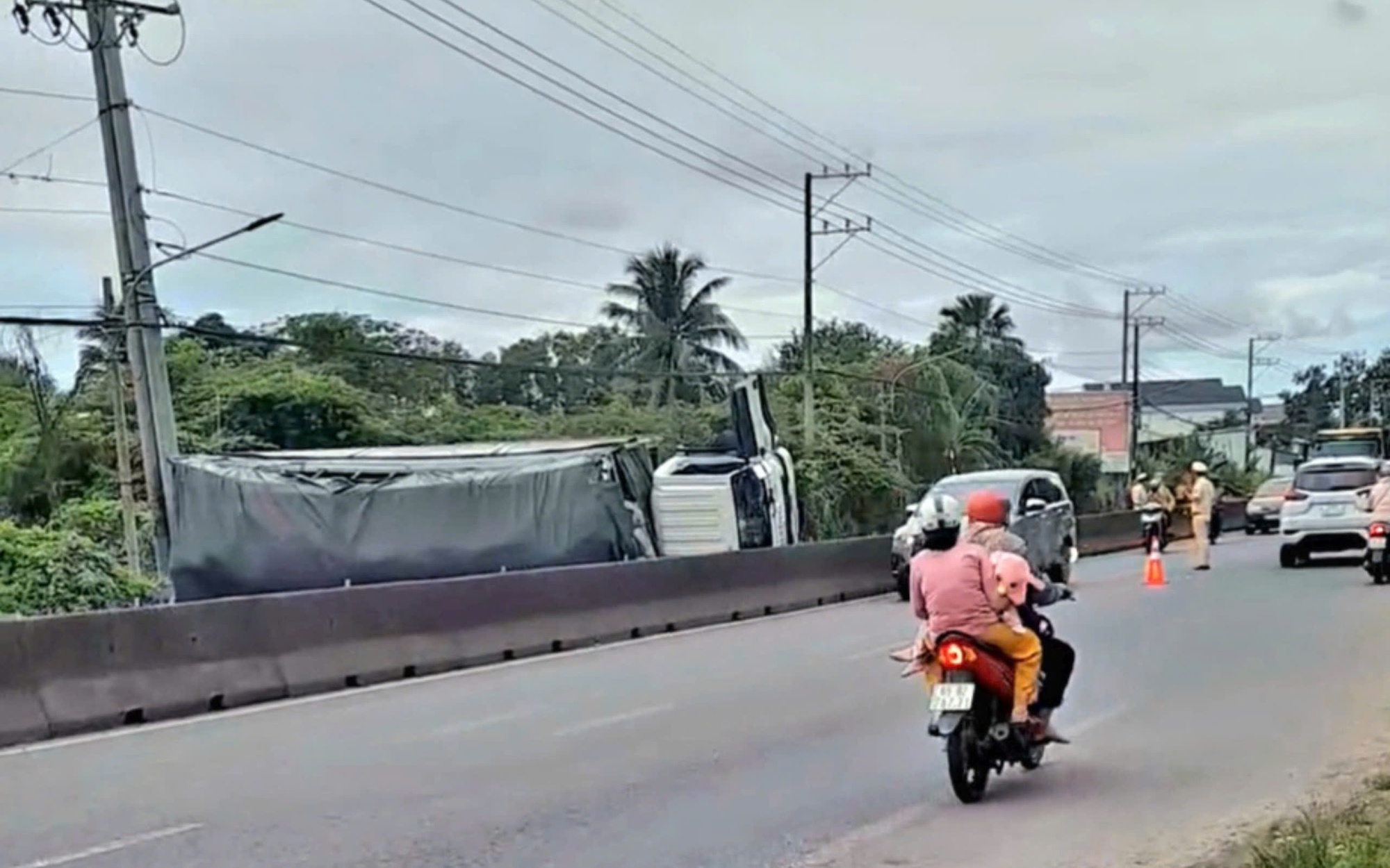 Xe tải va chạm xe đạp điện, b&eacute; g&aacute;i 12 tuổi tử vong