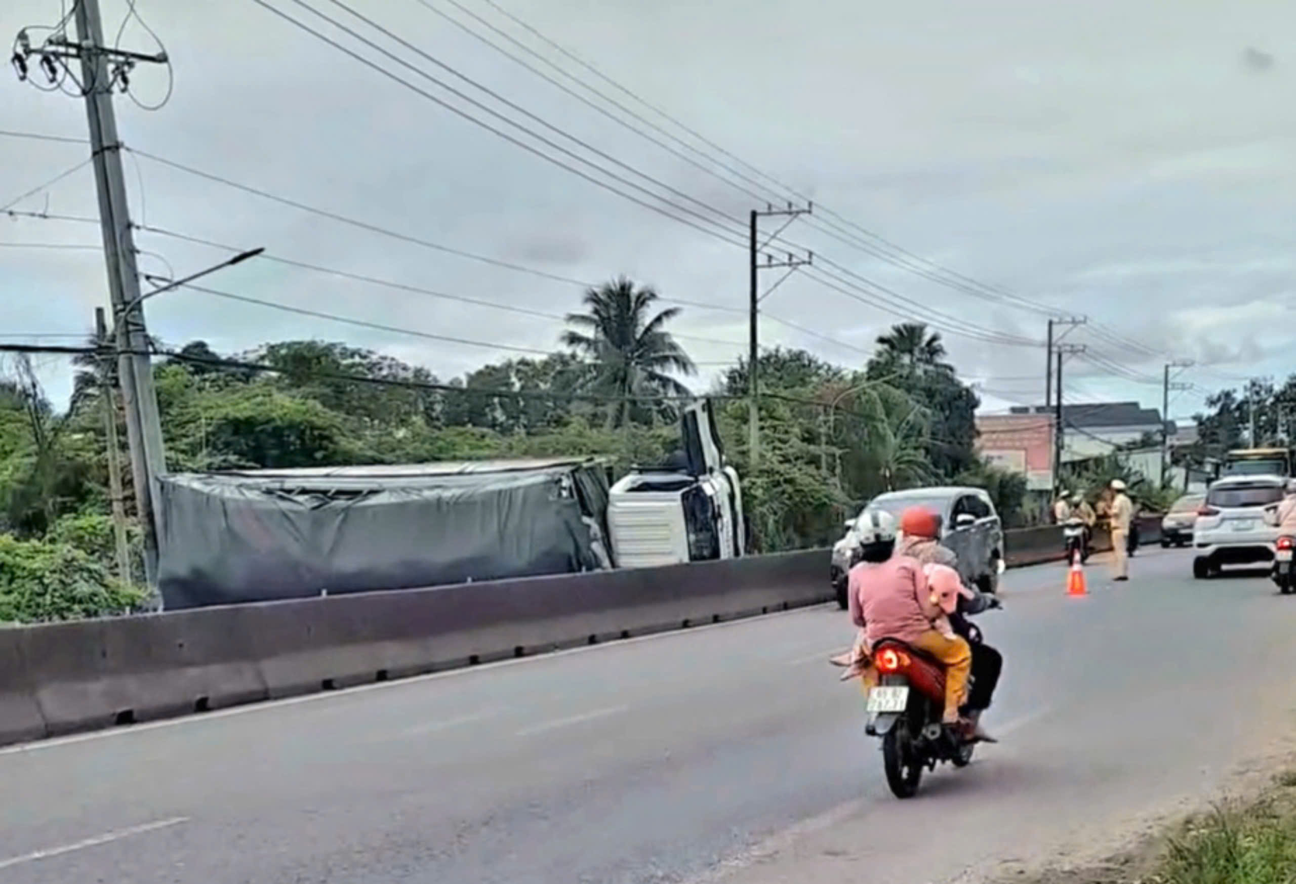 Xe tải va chạm xe đạp điện, b&eacute; g&aacute;i 12 tuổi tử vong- Ảnh 1.