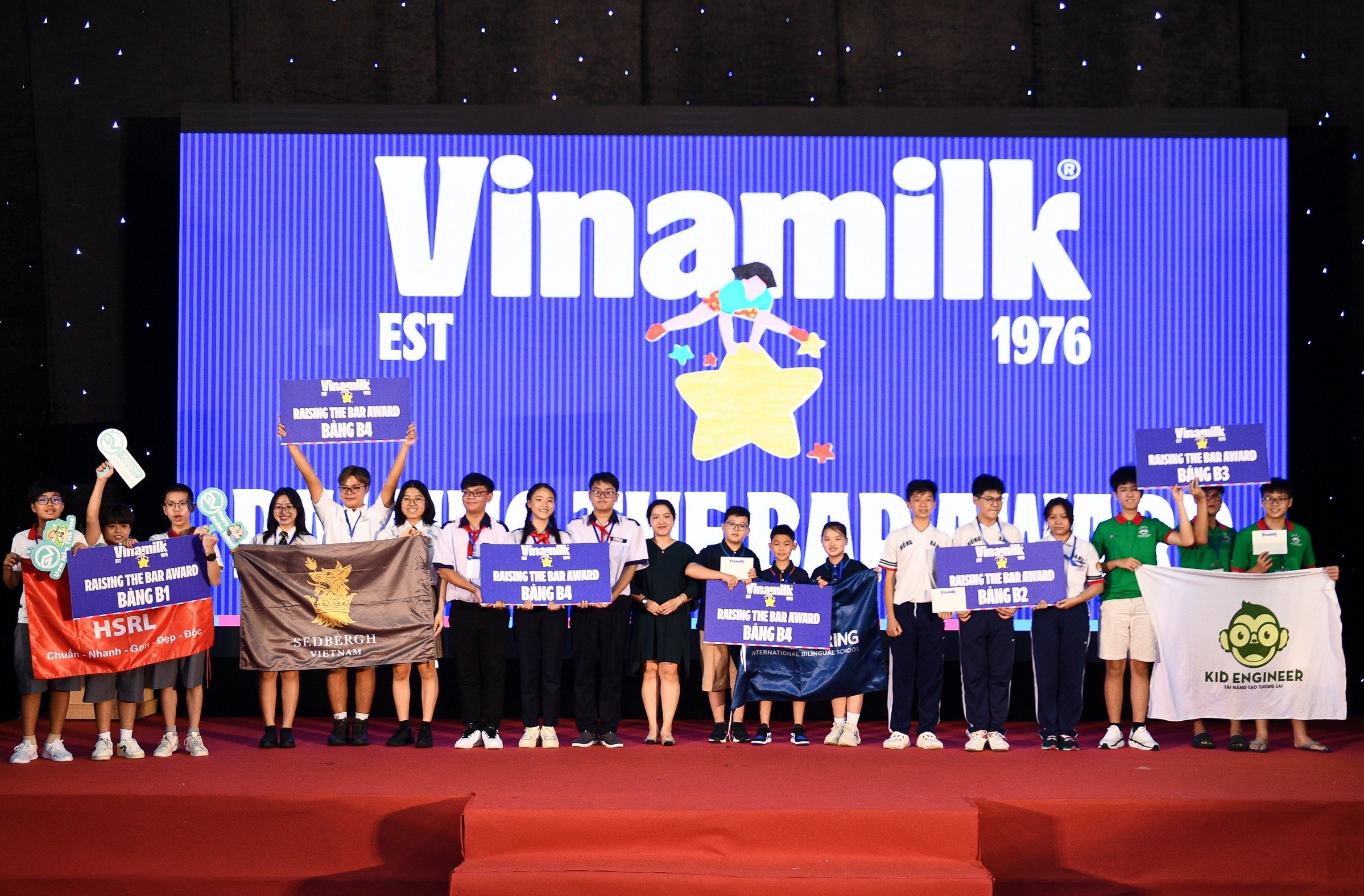 C&aacute;c đội thi đạt giải &ldquo;Raising the bar&rdquo; của Vinamilk. (Ảnh: Vi Nam)