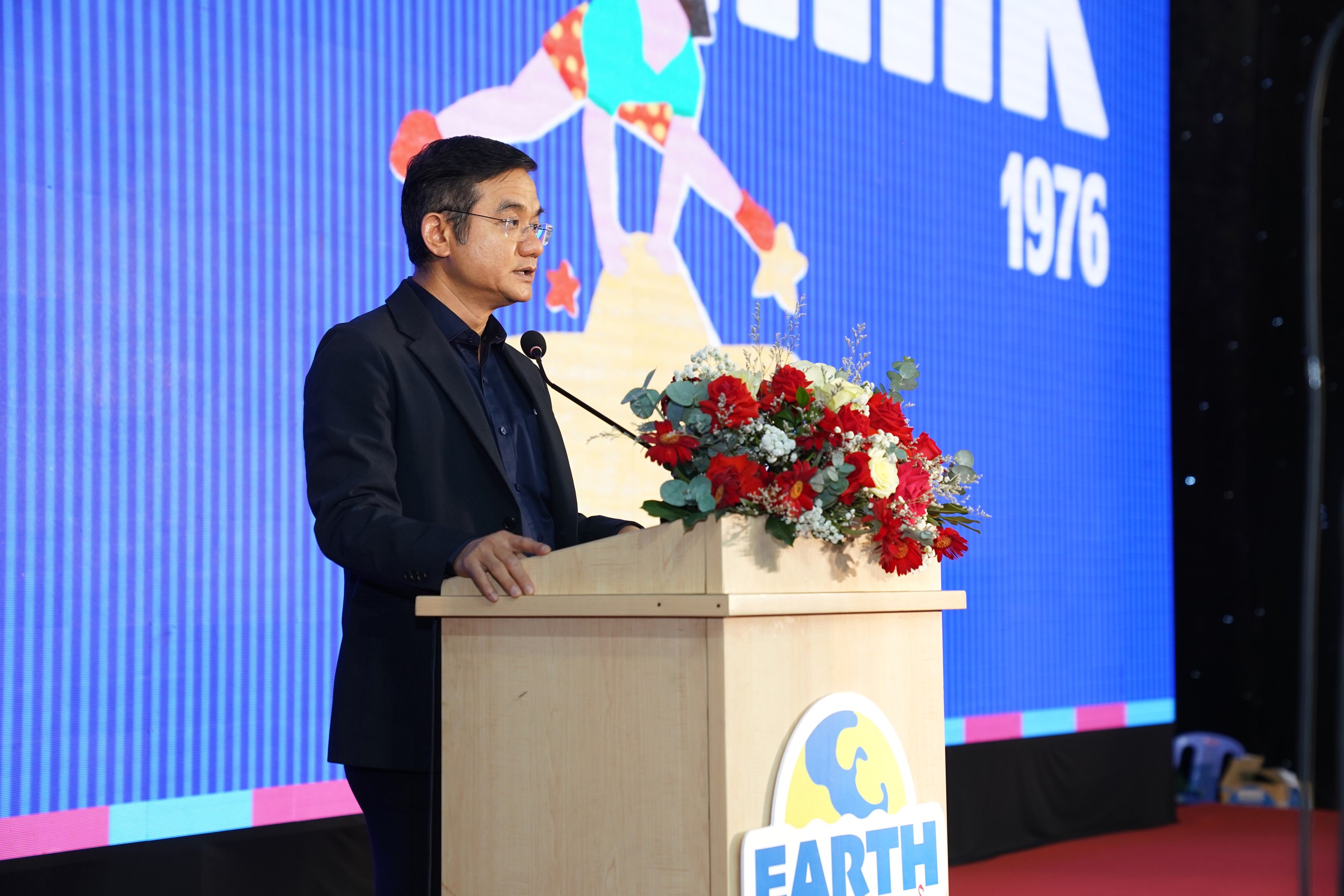 &Ocirc;ng Nguyễn Quang Tr&iacute;, Gi&aacute;m đốc điều h&agrave;nh Marketing Vinamilk, chia sẻ đến c&aacute;c th&iacute; sinh Robotacon WRO 2024 về tinh thần s&aacute;ng tạo. (Ảnh: Vi Nam)