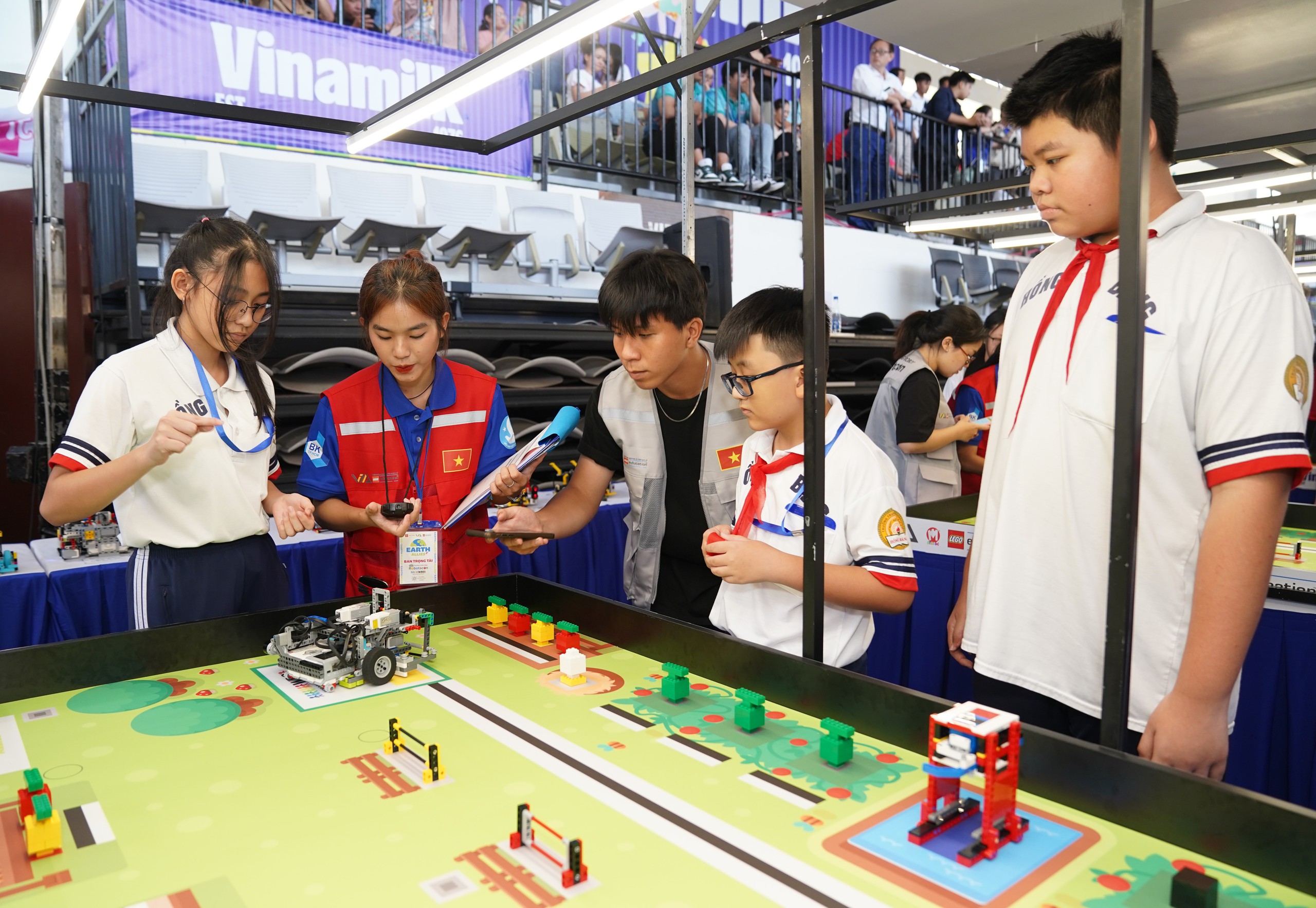 C&aacute;c đội thi c&ugrave;ng nhau thực hiện thử th&aacute;ch bất ngờ tại c&aacute;c sa b&agrave;n m&ocirc; phỏng n&ocirc;ng trại, nh&agrave; m&aacute;y.