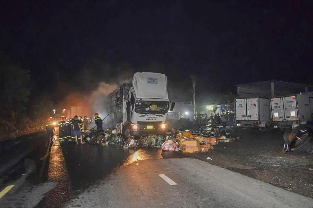 Xe tải chở lồng đ&egrave;n trung thu bốc ch&aacute;y dữ dội tr&ecirc;n quốc lộ 1 qua Ph&uacute; Y&ecirc;n- Ảnh 1.