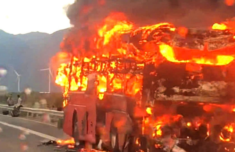 Xe kh&aacute;ch ch&aacute;y trơ khung tr&ecirc;n cao tốc Cam L&acirc;m - Vĩnh Hảo. (Ảnh cắt từ clip).