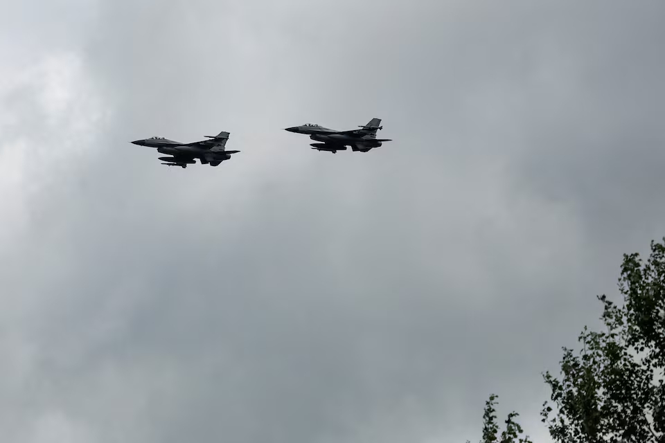 Ukraine x&aacute;c nhận ti&ecirc;m k&iacute;ch F-16 đầu ti&ecirc;n bị rơi khi giao chiến với Nga- Ảnh 1.