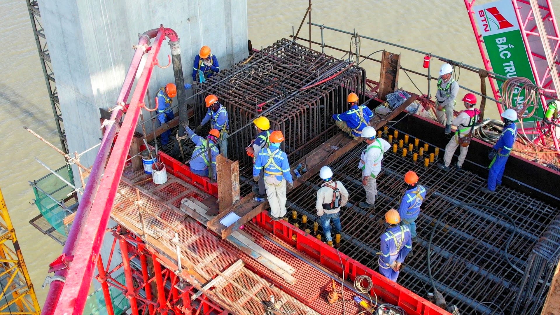 Gần 500 c&ocirc;ng nh&acirc;n dự &aacute;n cầu Rạch Miễu 2 l&agrave;m việc xuy&ecirc;n lễ 2/9- Ảnh 1.