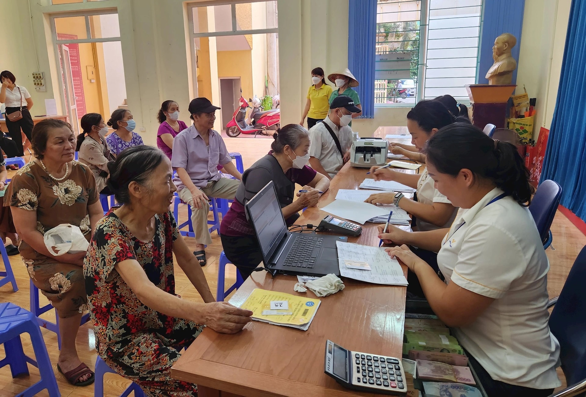 Quy định chi tiết những chức vụ nghỉ hưu ở độ tuổi cao hơn- Ảnh 1. Quy định chi tiết những chức vụ nghỉ hưu ở độ tuổi cao hơn- Ảnh 1.